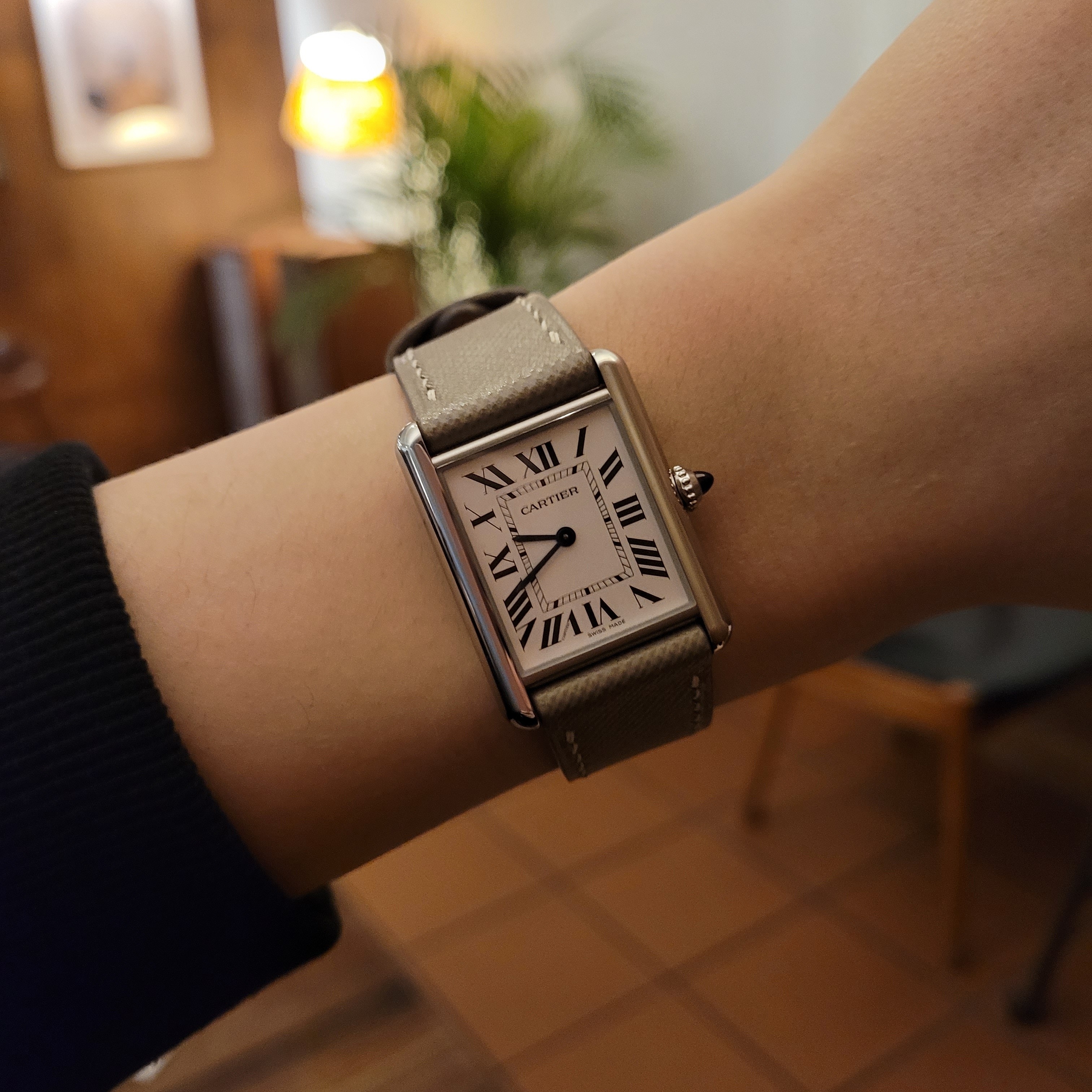 Cartier Tank Must Watch Large Quartz Steel Calfskin Black 착용 스타일 - 2