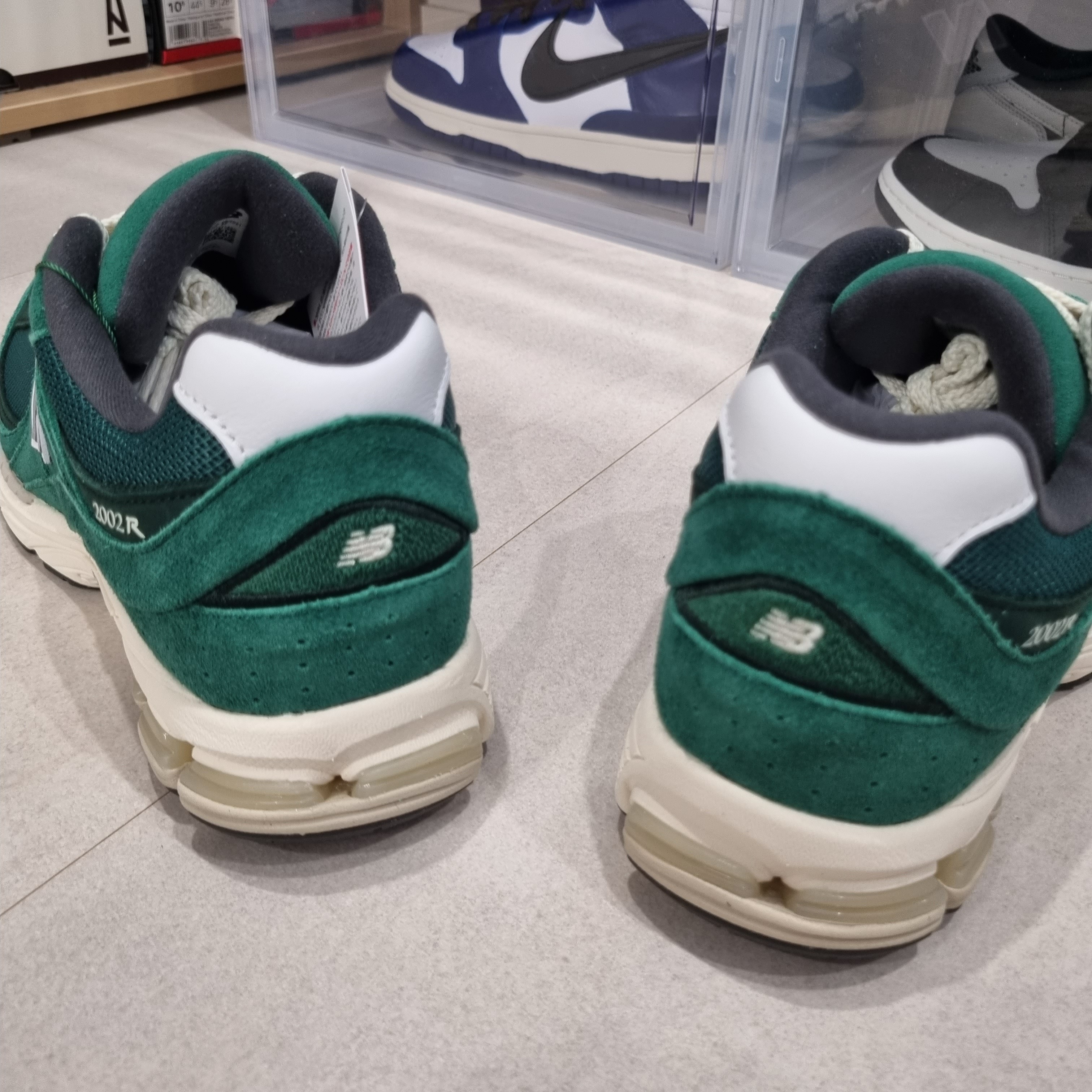 New Balance 2002R Nightwatch Green, New Balance 2002R Grey 착용 스타일 - 4