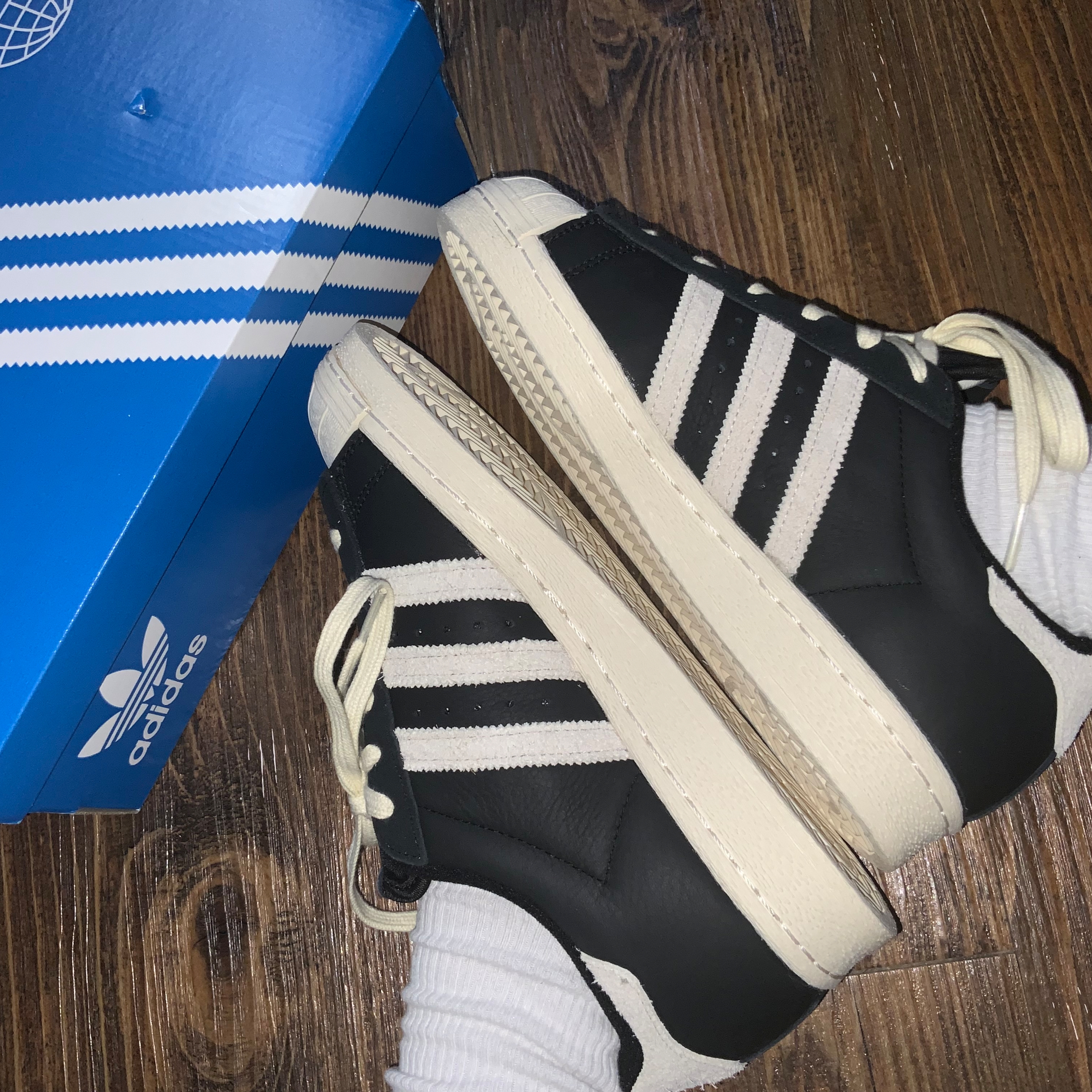 Adidas Superstar 82 Black White 착용 스타일