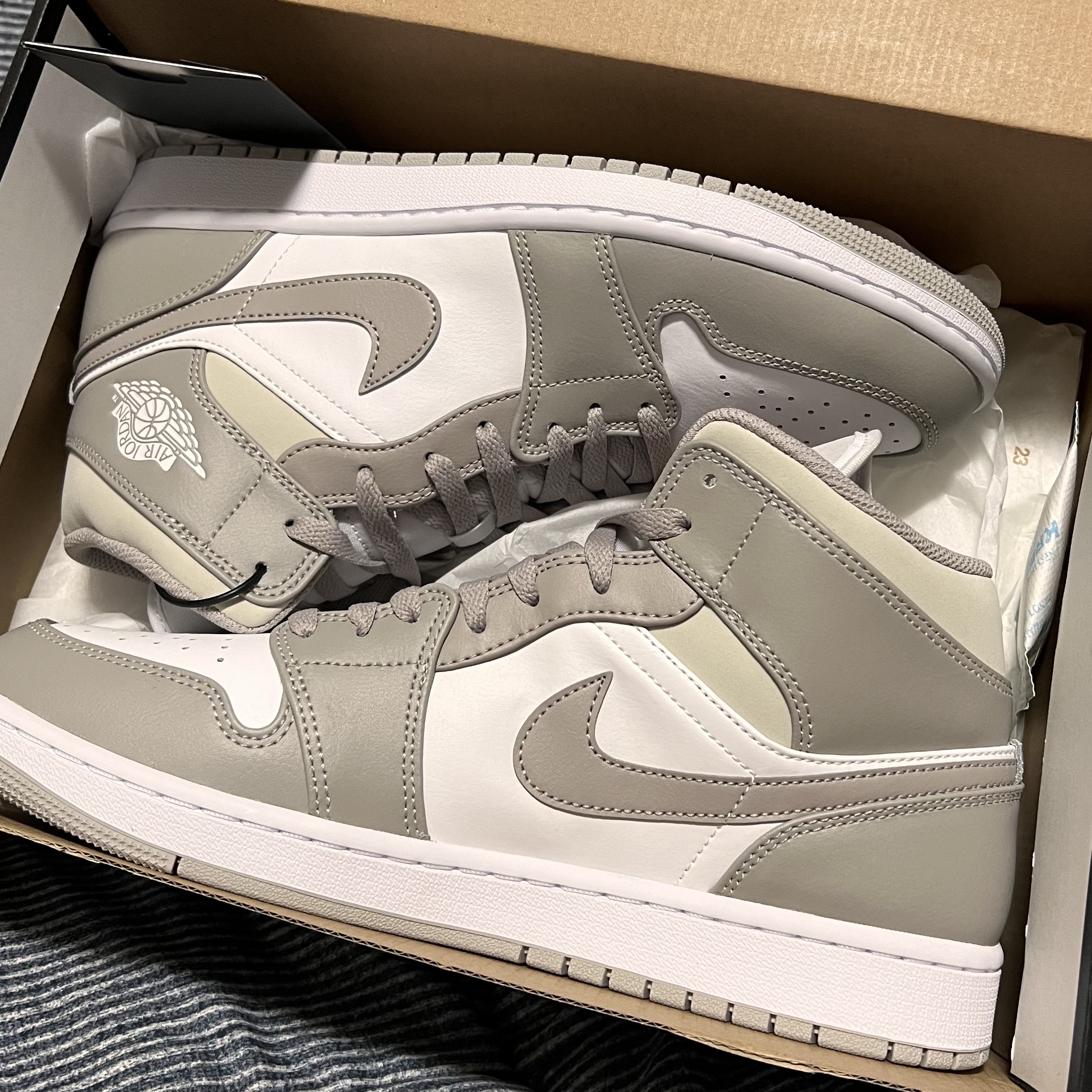 Jordan 1 Mid College Grey 착용 스타일