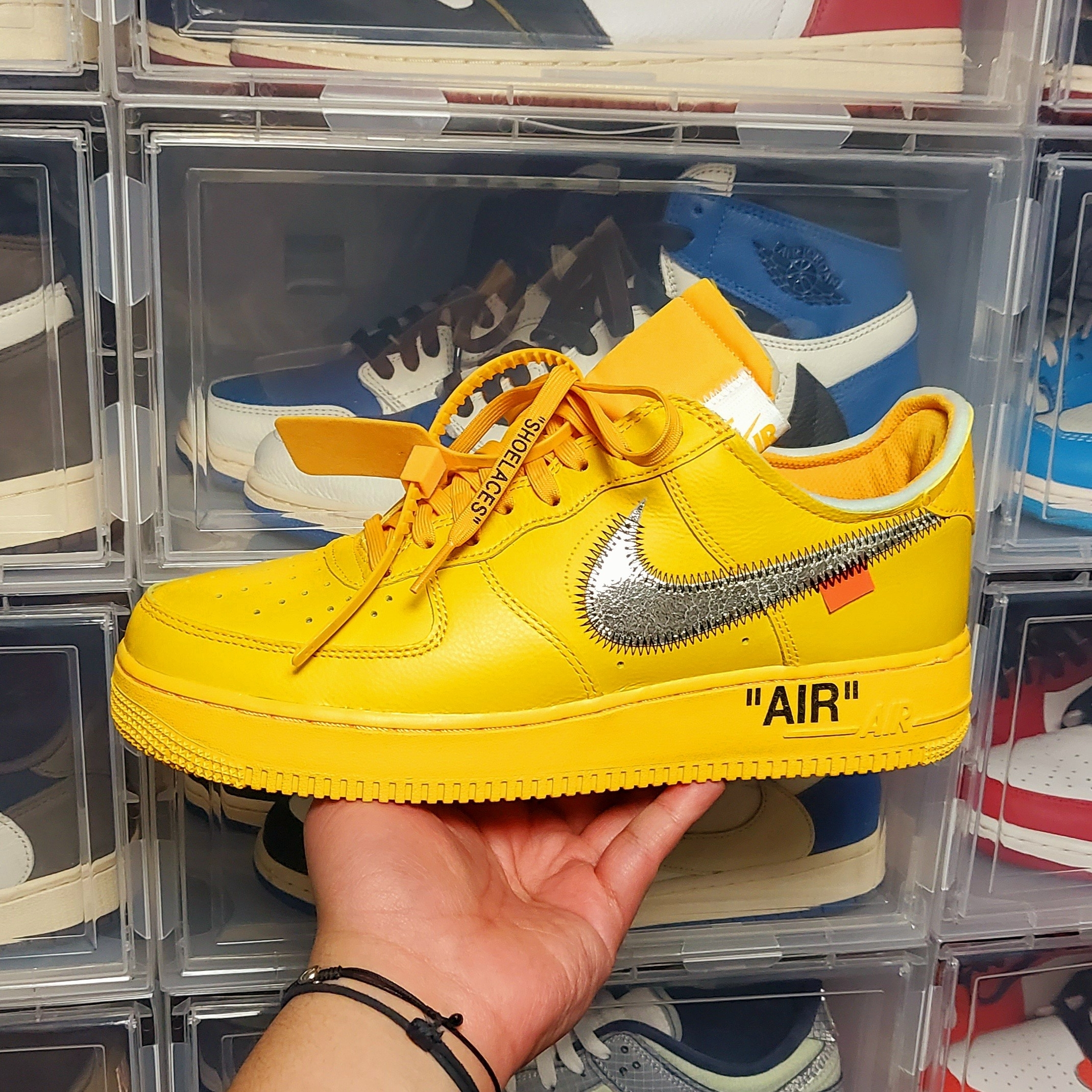 Nike x Off-White Air Force 1 '07 University Gold 착용 스타일 - 2