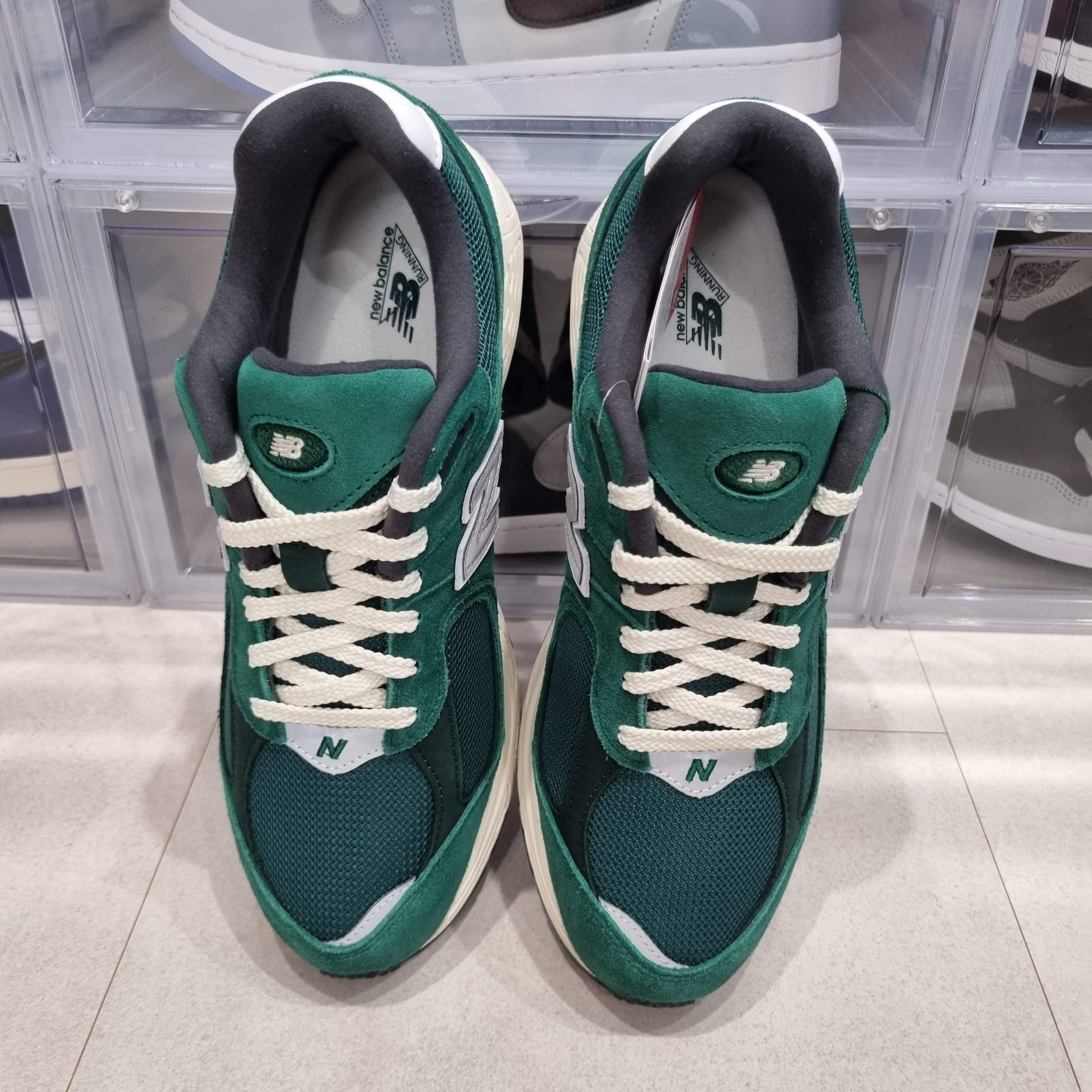 New Balance 2002R Nightwatch Green, New Balance 2002R Grey 착용 스타일 - 5