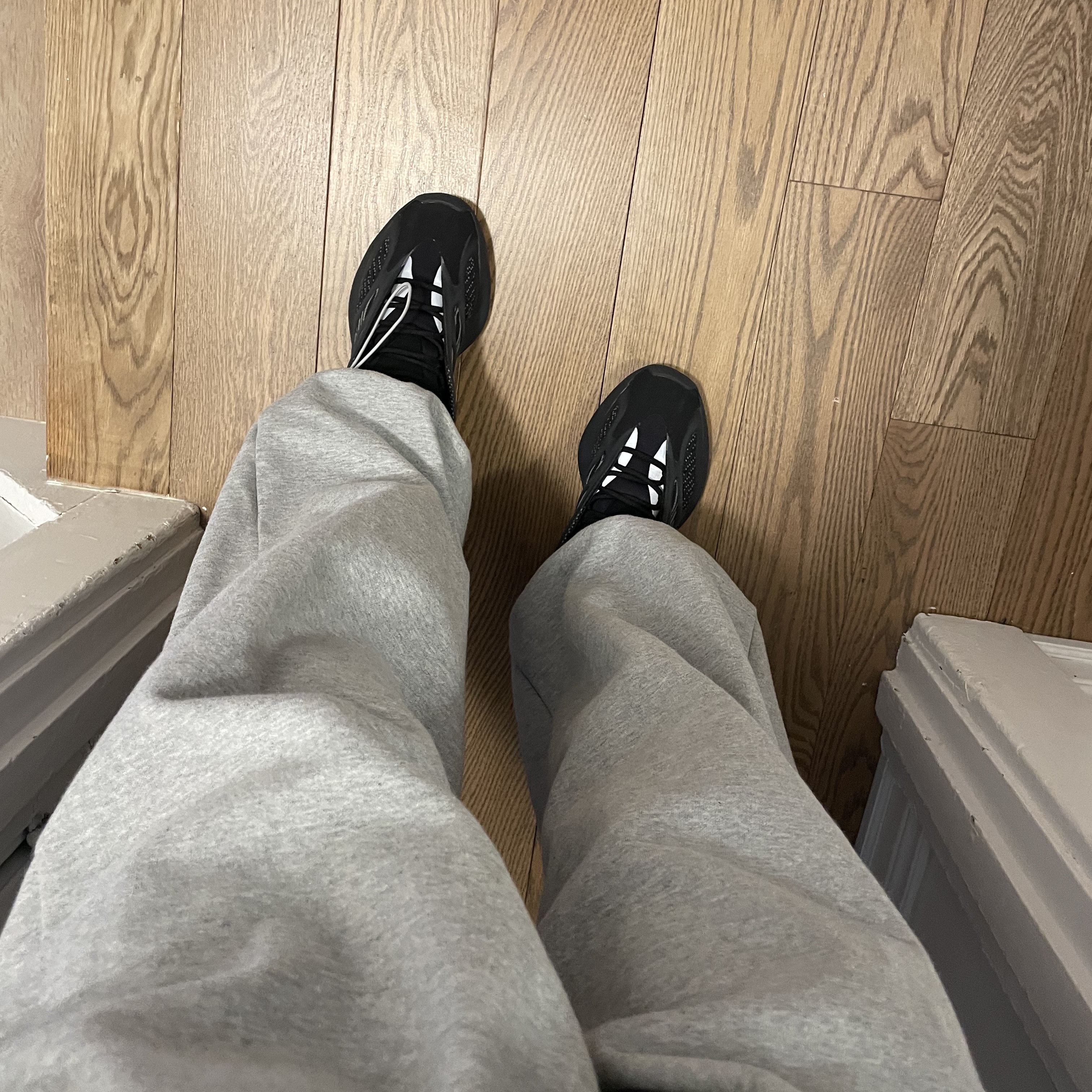 Adidas Yeezy 700 V3 Dark Glow 착용 스타일 - 1