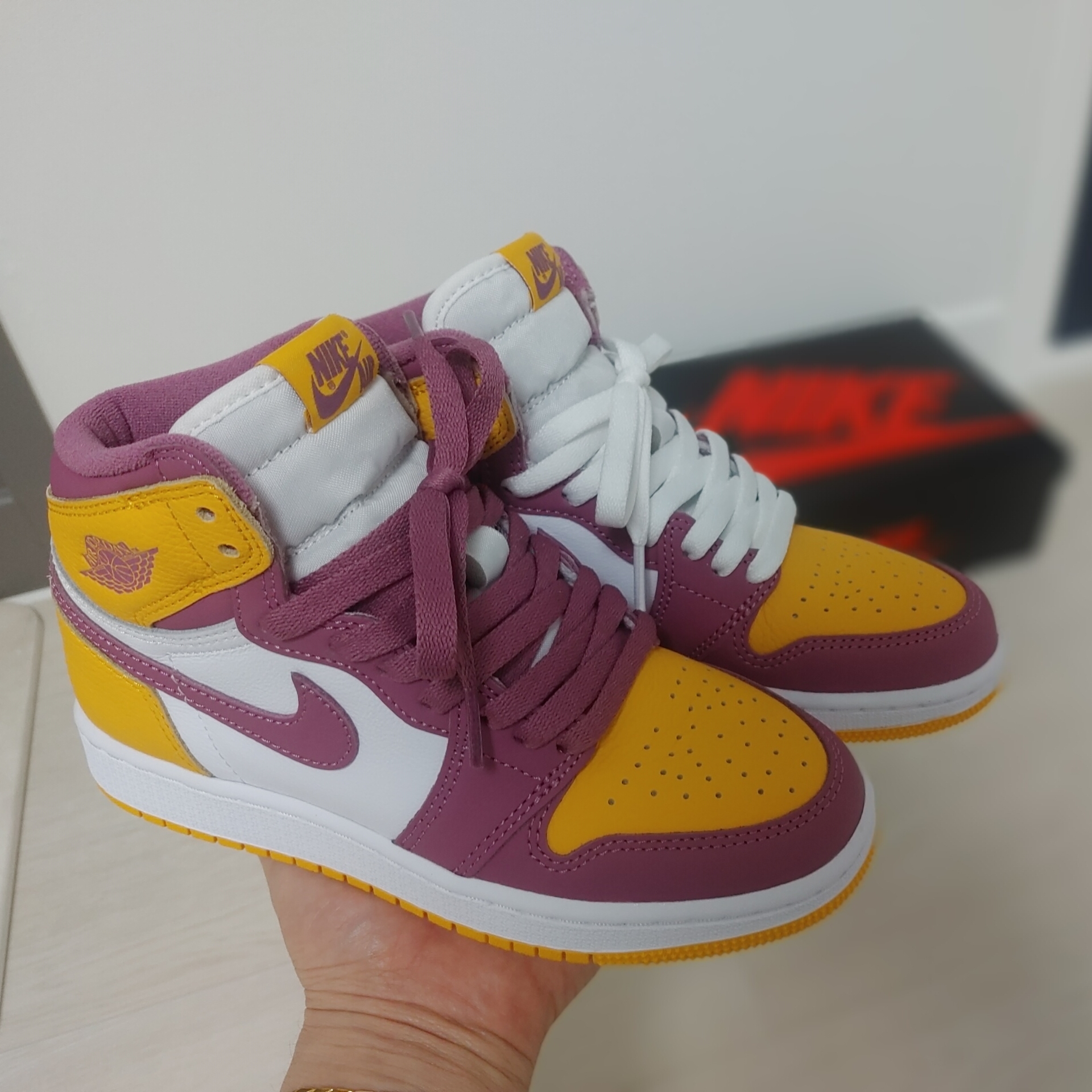 (GS) Jordan 1 Retro High OG University Gold Light Bordeaux 착용 스타일 - 1