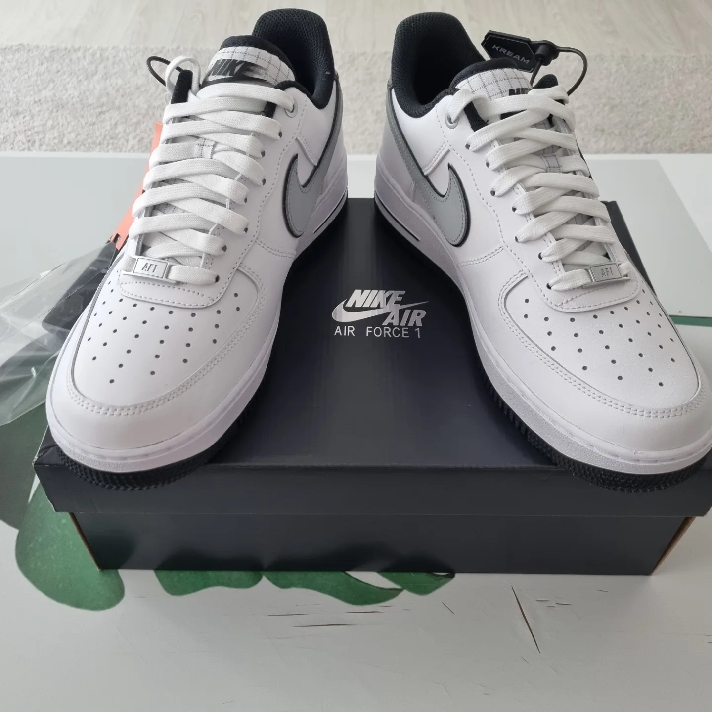 Nike Air Force 1 '07 LV8 White Black Wolf Grey 착용 스타일 - 4