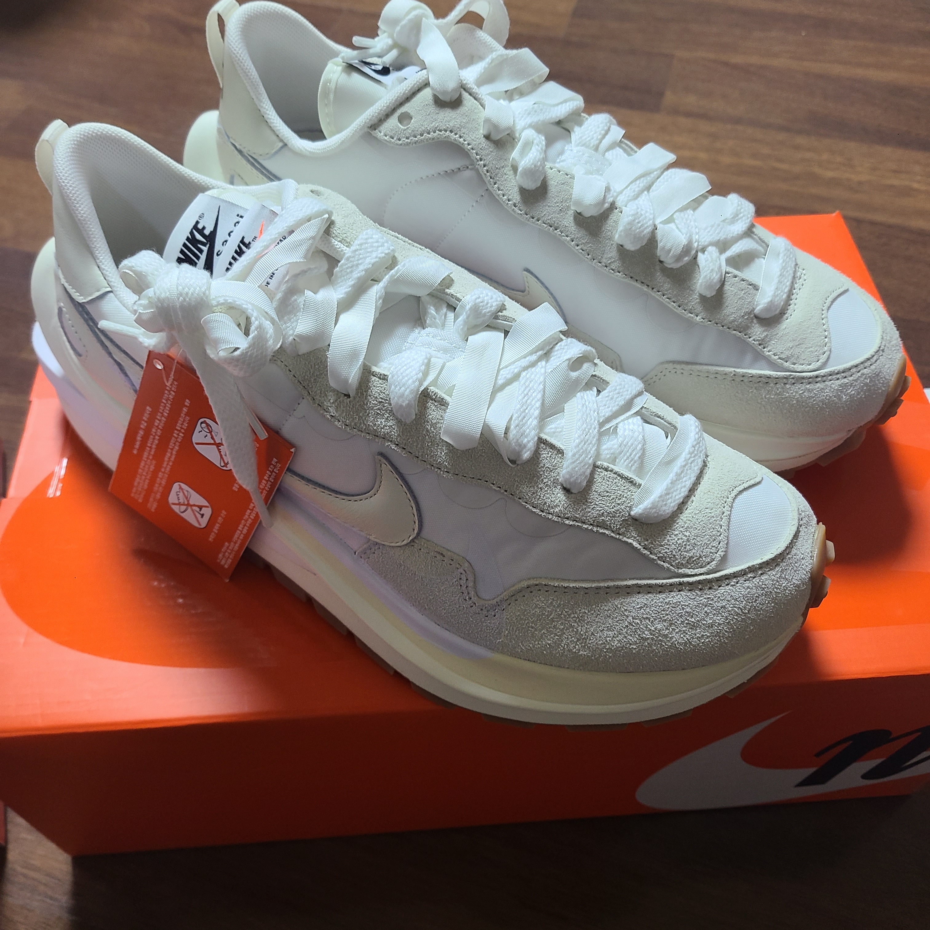 Nike x Sacai VaporWaffle White and Gum 착용 스타일