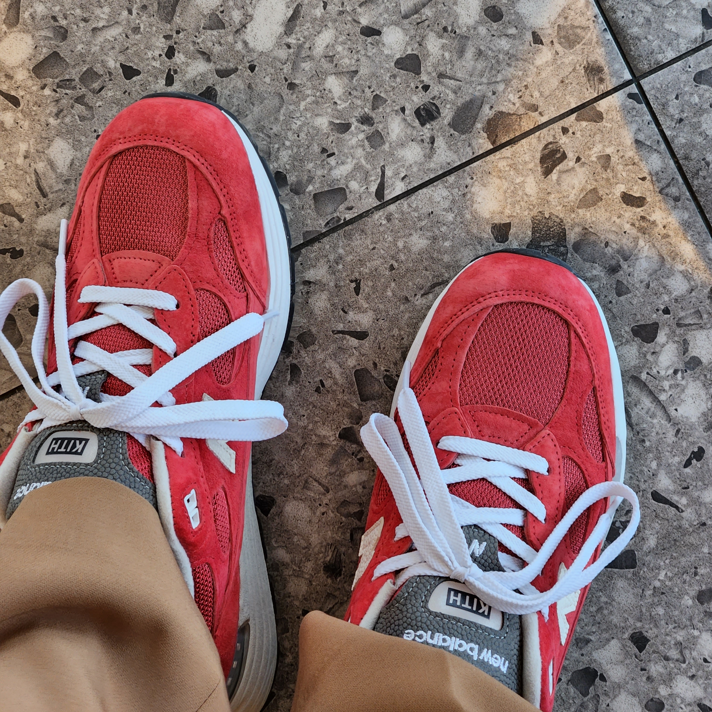 New Balance x Kith 992 Made in USA Kithmas Team Red 착용 스타일 - 2