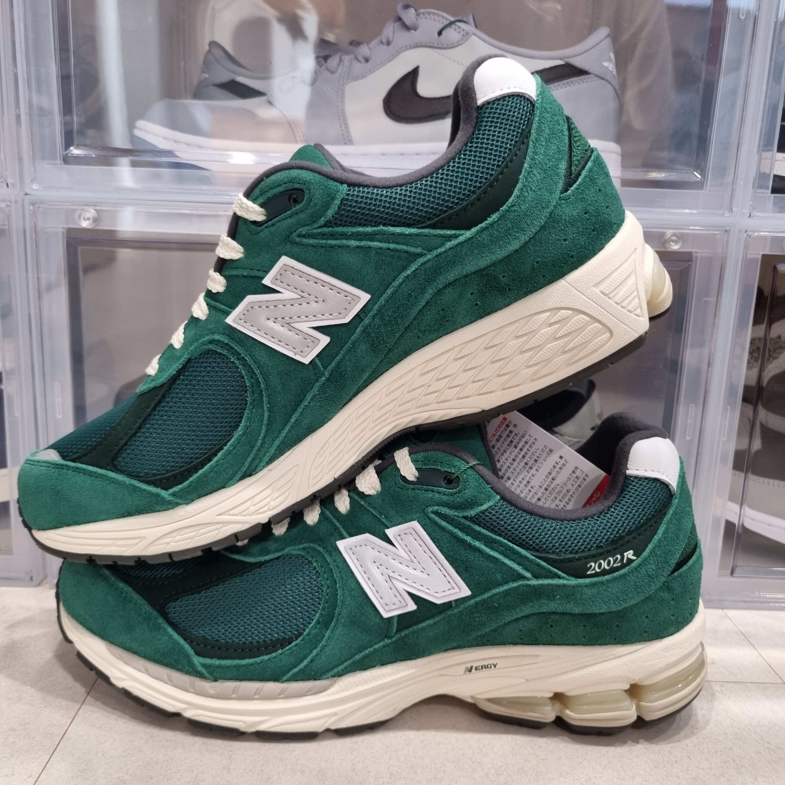 New Balance 2002R Nightwatch Green, New Balance 2002R Grey 착용 스타일 - 3