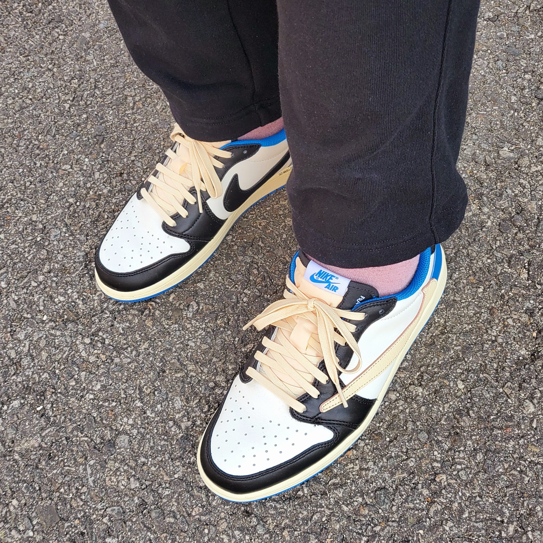 Jordan 1 x Travis Scott x Fragment Retro Low OG SP Military Blue 착용 스타일 - 1
