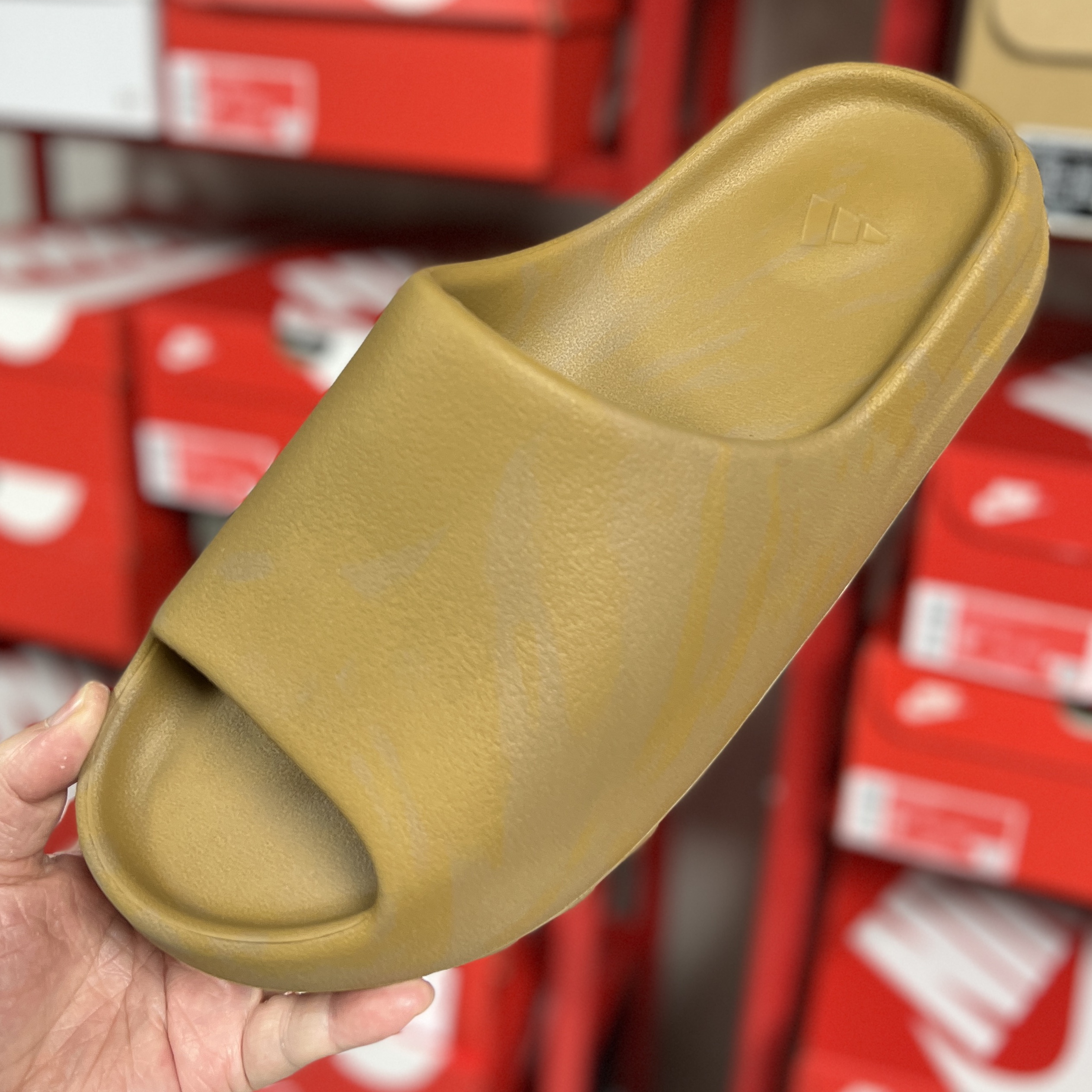 Adidas Yeezy Slide Ochre 착용 스타일 - 1