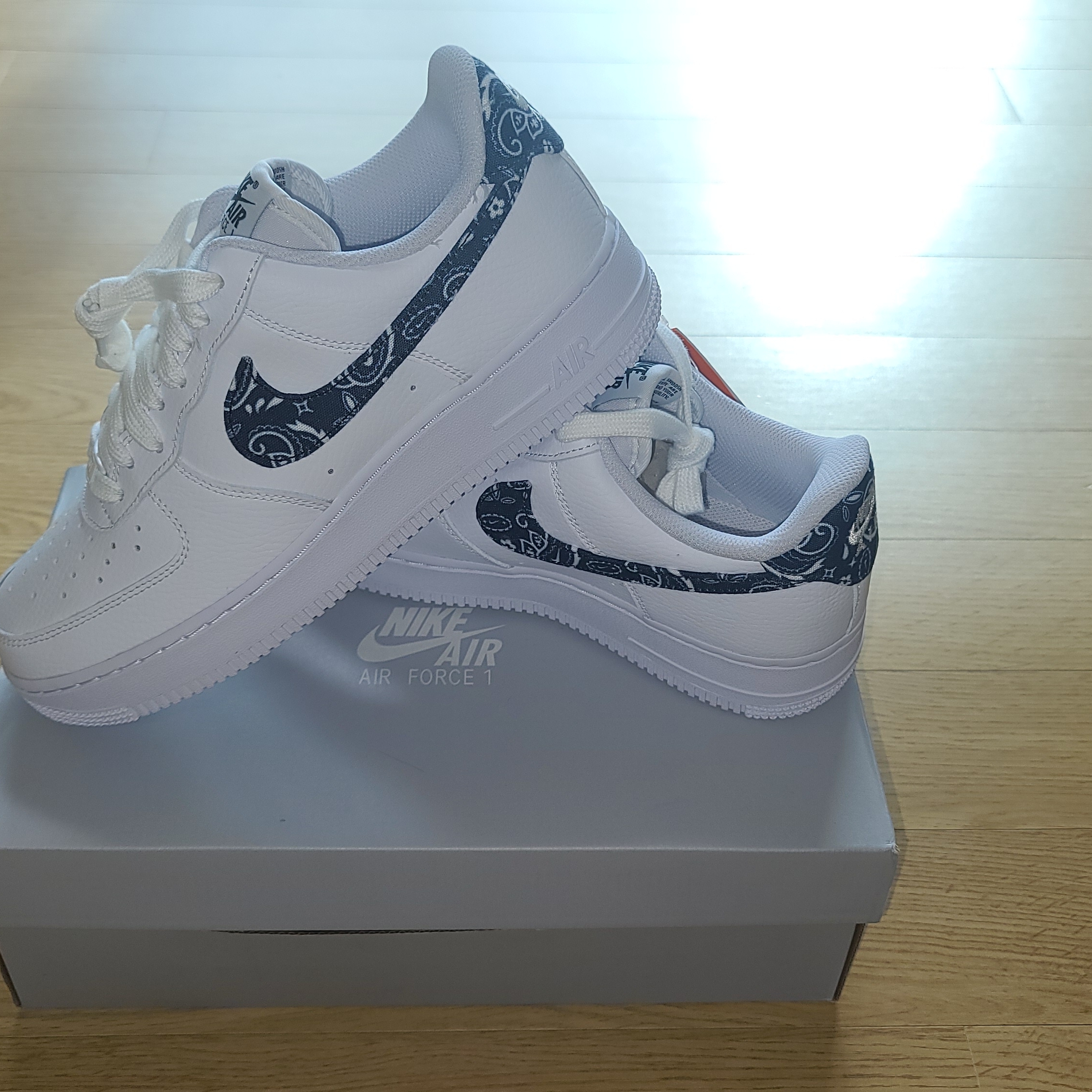 (W) Nike Air Force 1 '07 Essential Paisley Swoosh White Black 착용 스타일