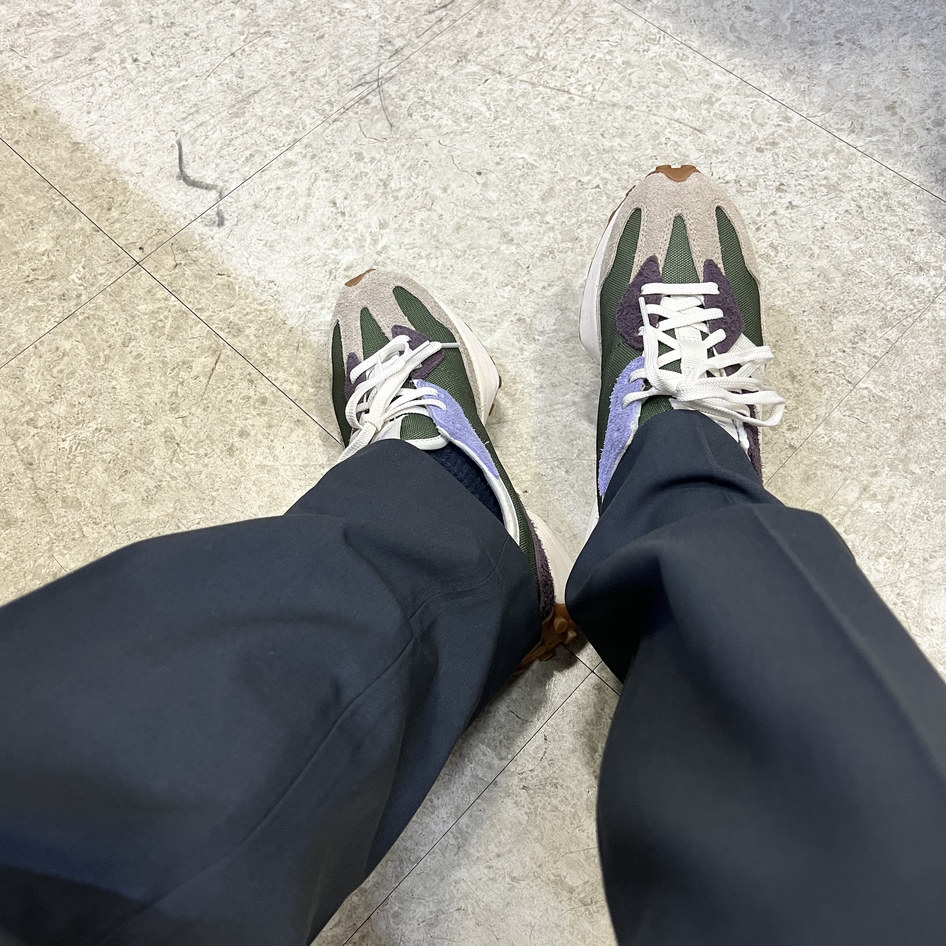 (W) New Balance 327 Oak Leaf Green 착용 스타일