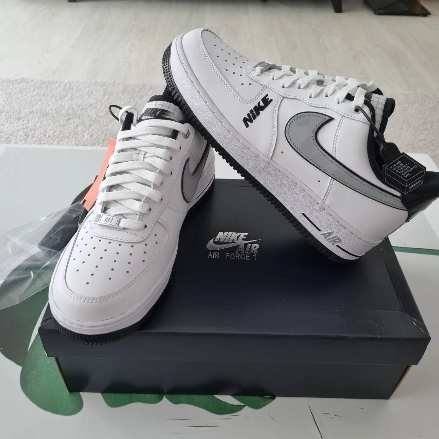 Nike Air Force 1 '07 LV8 White Black Wolf Grey 착용 스타일 - 2