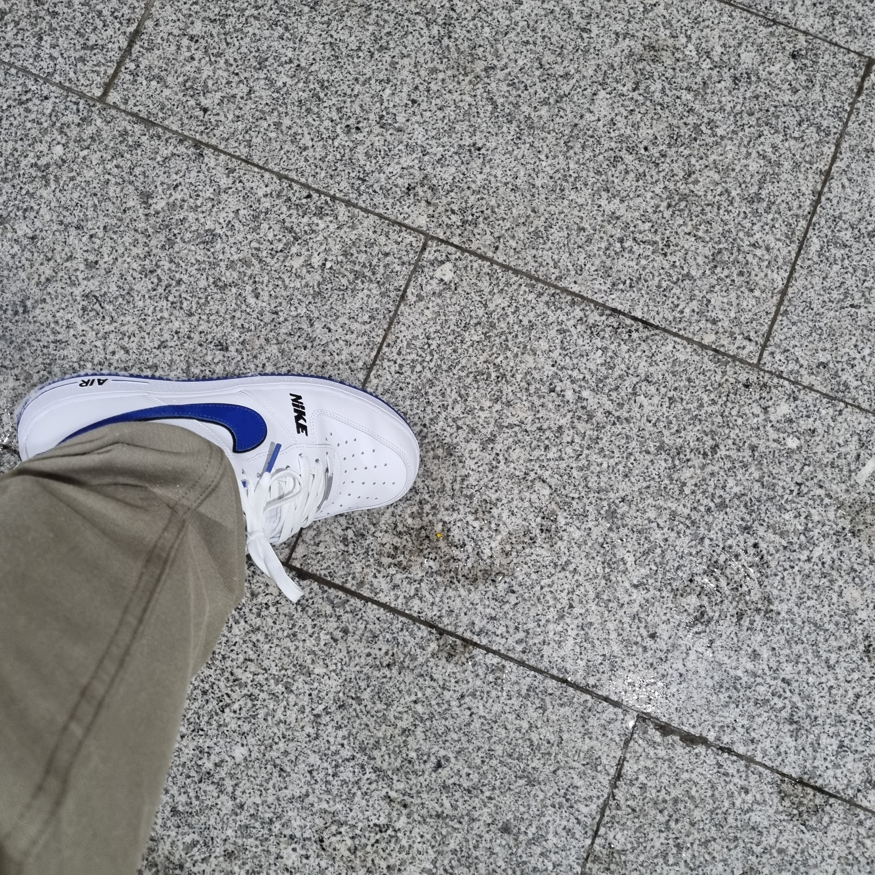 Nike Air Force 1 '07 LV8 White Game Royal 착용 스타일 - 4