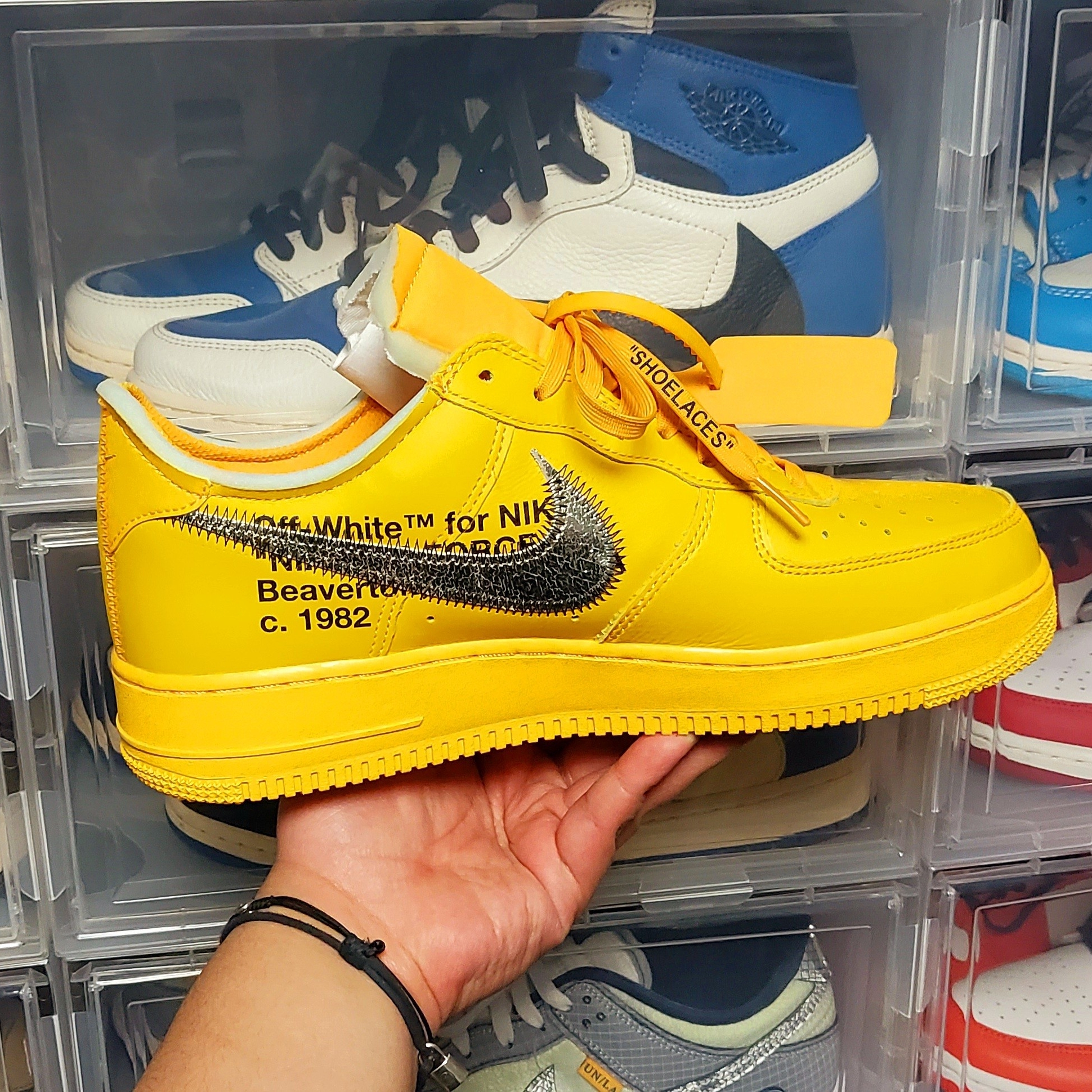 Nike x Off-White Air Force 1 '07 University Gold 착용 스타일 - 4