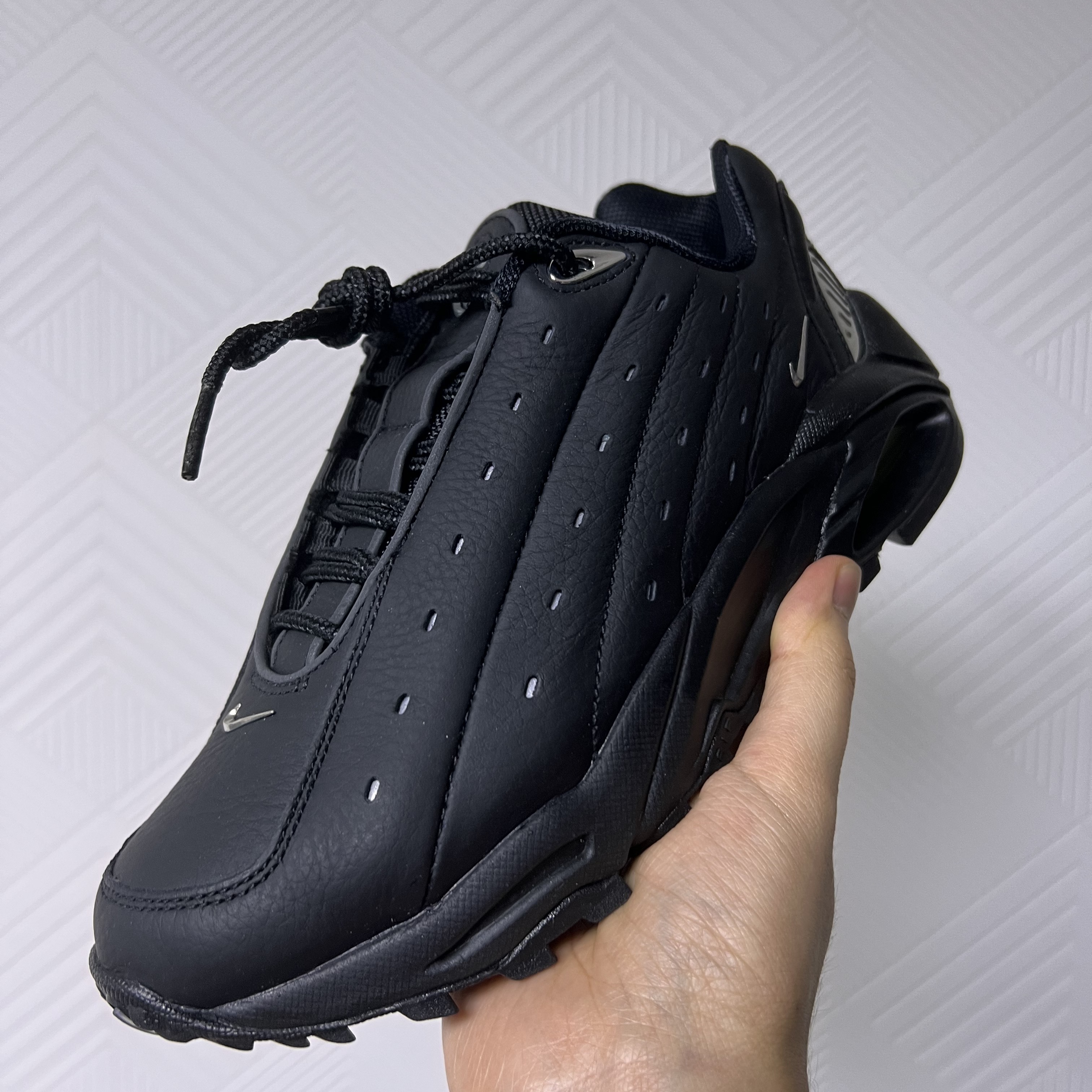 Nike x Drake Nocta Hot Step Air Terra Triple Black 착용 스타일 - 1