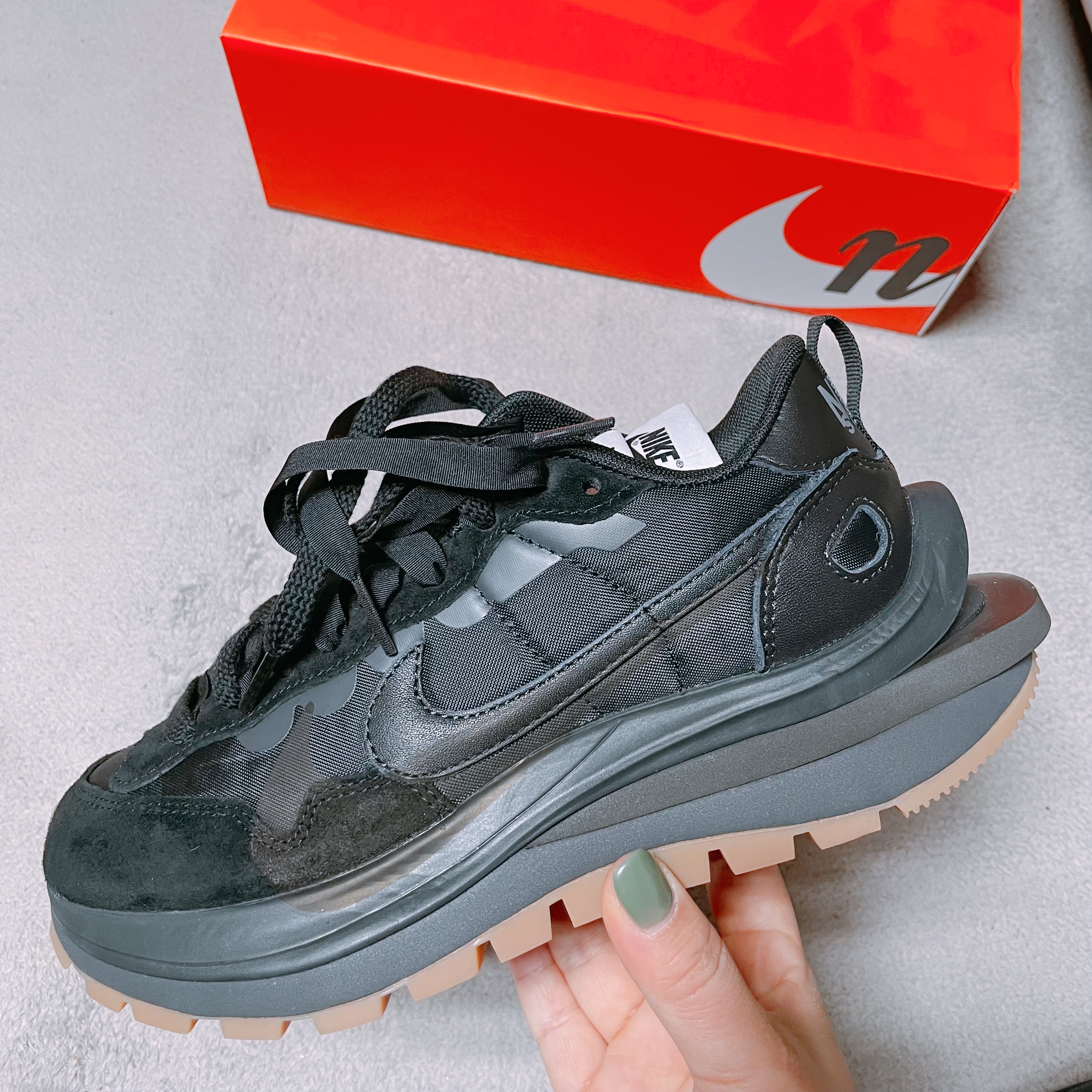 Nike x Sacai VaporWaffle Black and Gum 착용 스타일 - 3