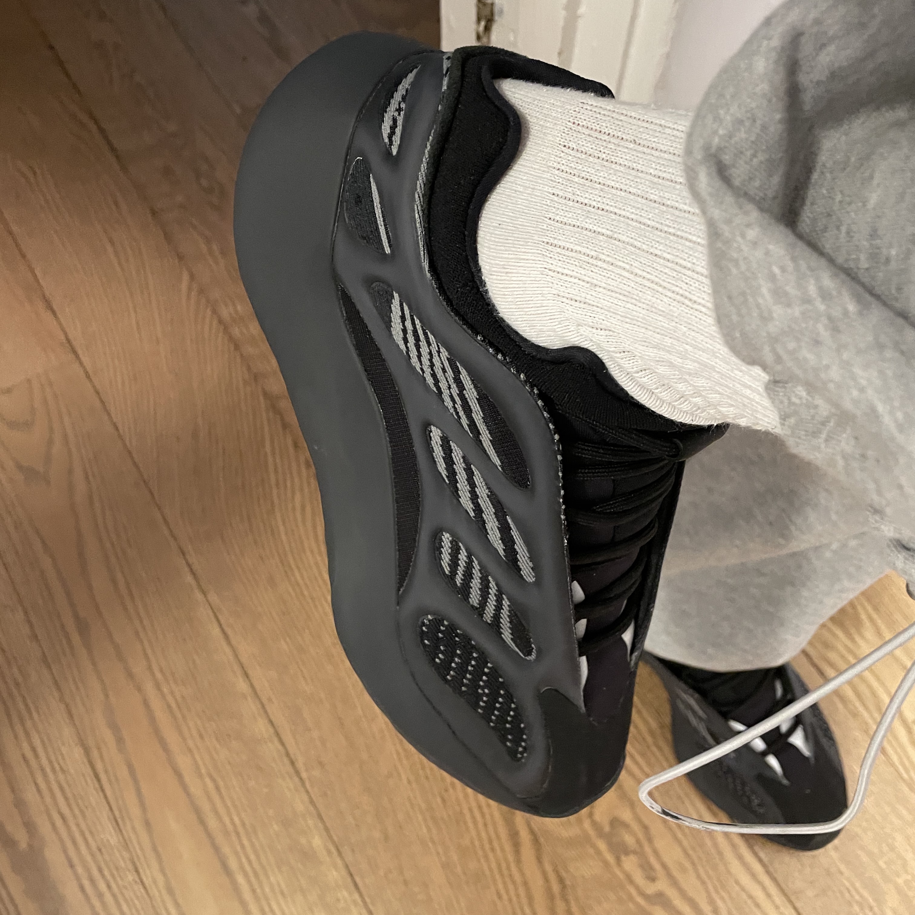 Adidas Yeezy 700 V3 Dark Glow 착용 스타일 - 4