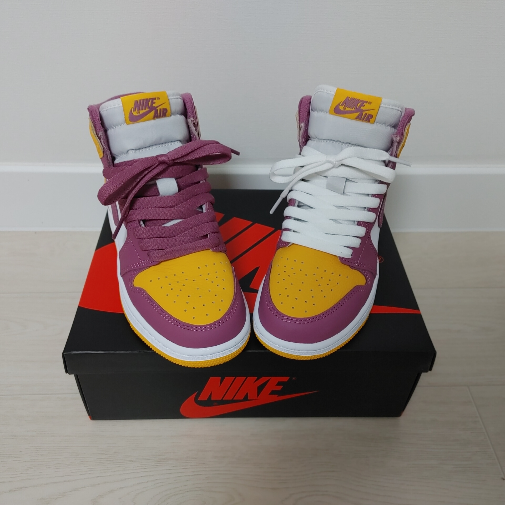 (GS) Jordan 1 Retro High OG University Gold Light Bordeaux 착용 스타일 - 2