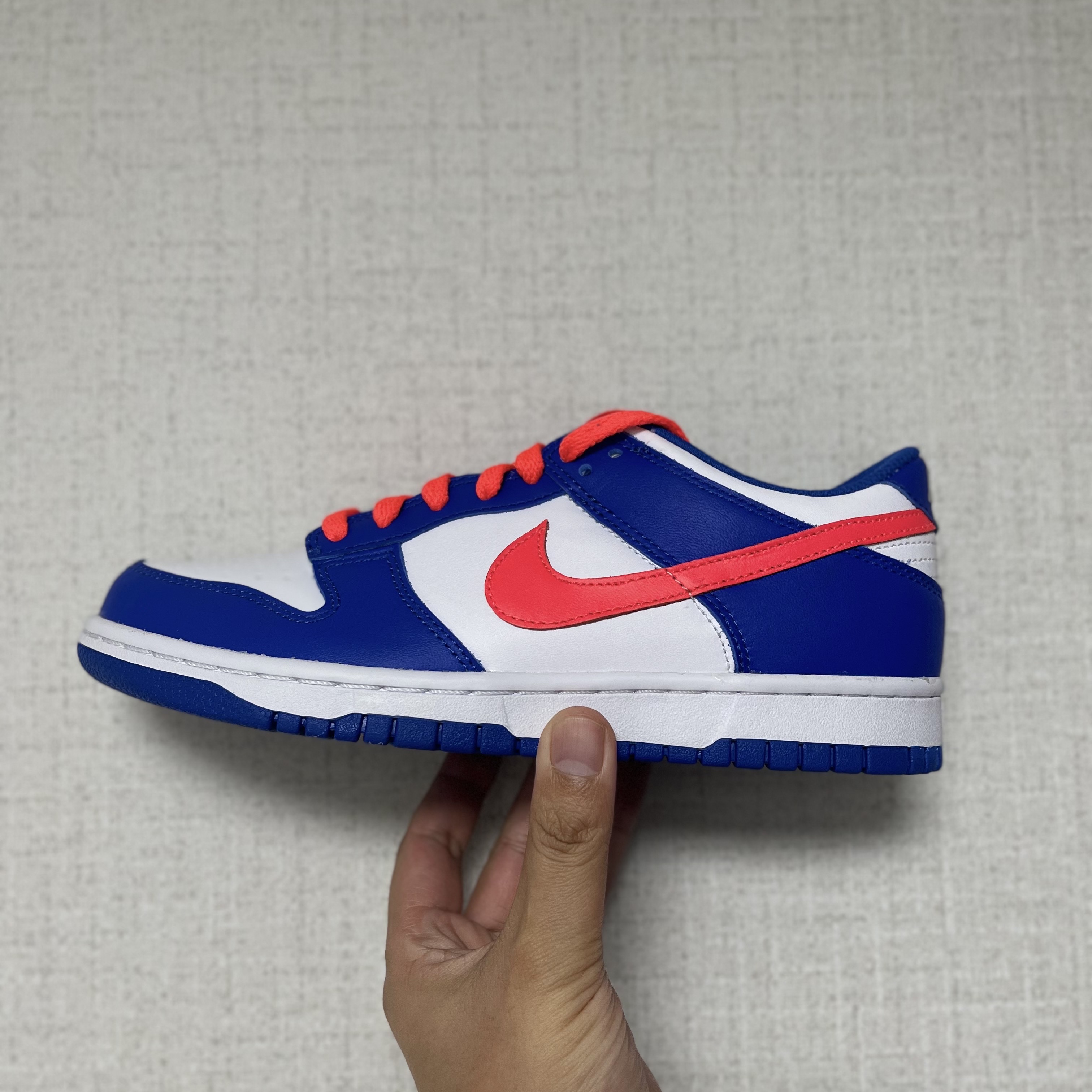 (GS) Nike Dunk Low Bright Crimson Game Royal 착용 스타일 - 1