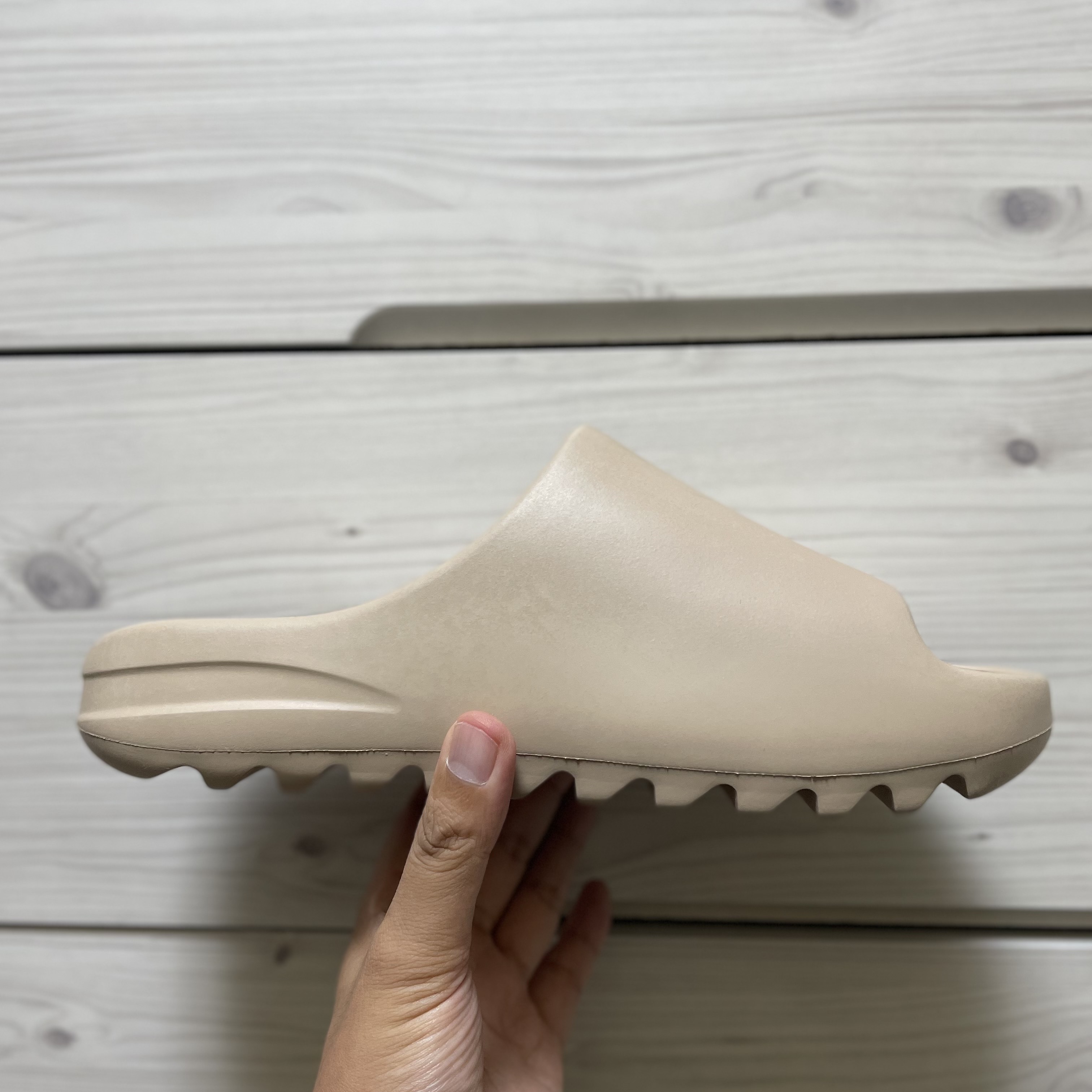 Adidas Yeezy Slide Pure - Re-Release Ver. 착용 스타일 - 3