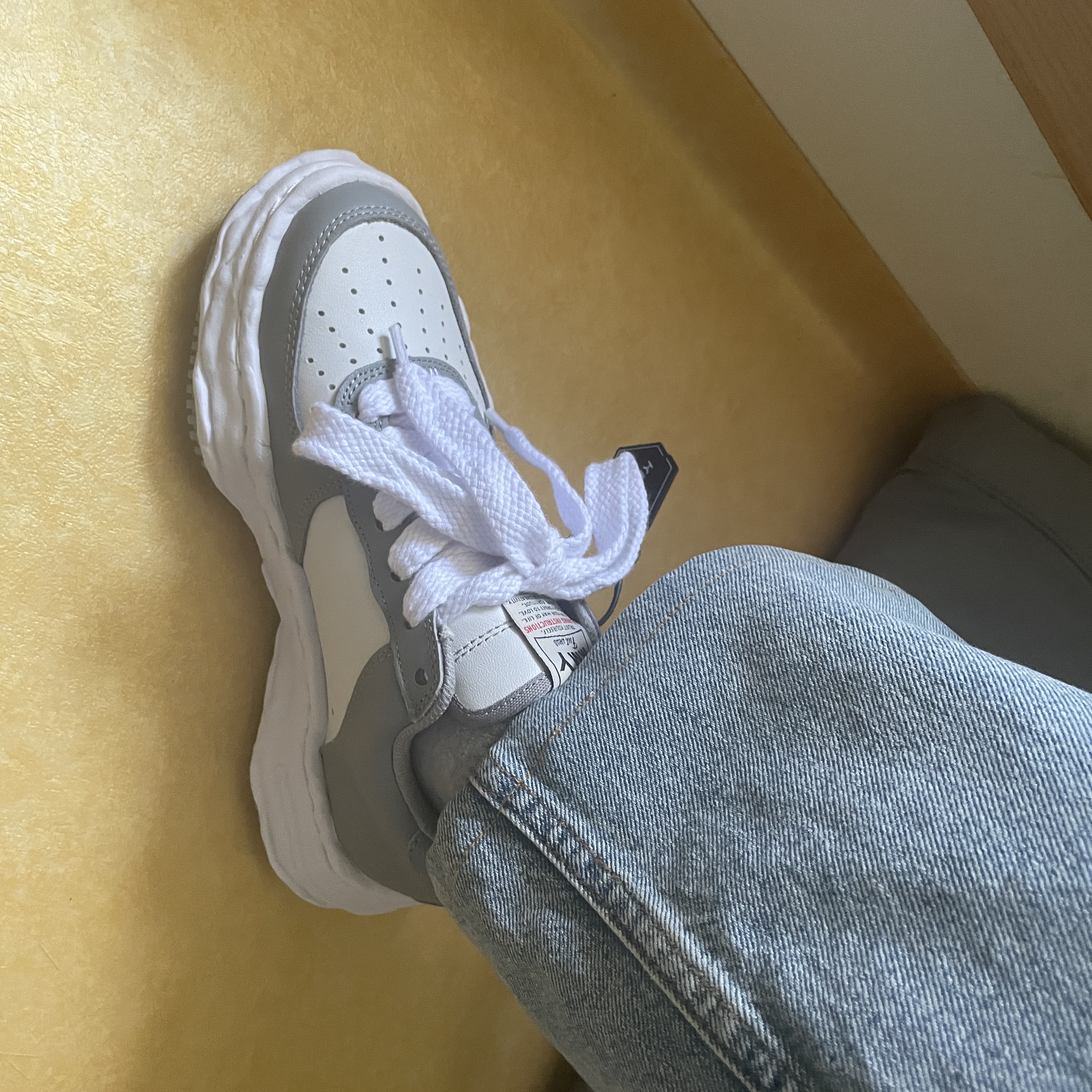 Maison Mihara Yasuhiro Wayne OG Sole Leather Low-top Sneakers Gray White 착용 스타일 - 3