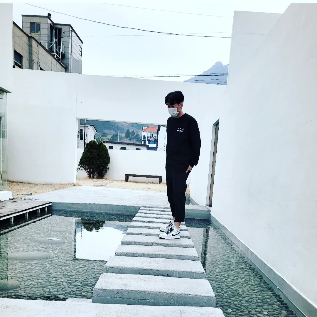 (W) Jordan 1 Mid Grey Fog, IAB Studio Long Sleeve Black for Worksout 착용 스타일 - 1
