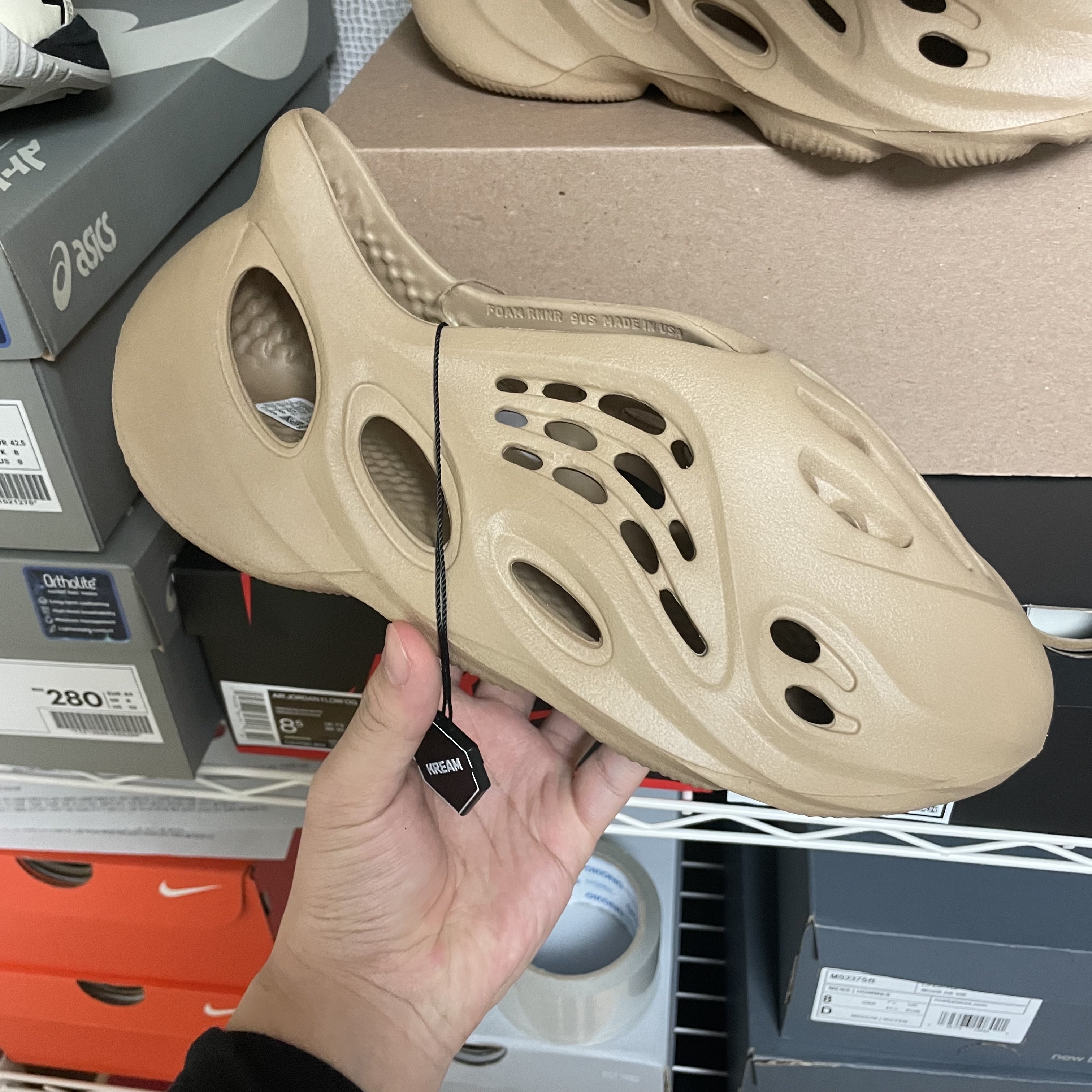 Adidas Yeezy Foam RNNR Ochre 착용 스타일