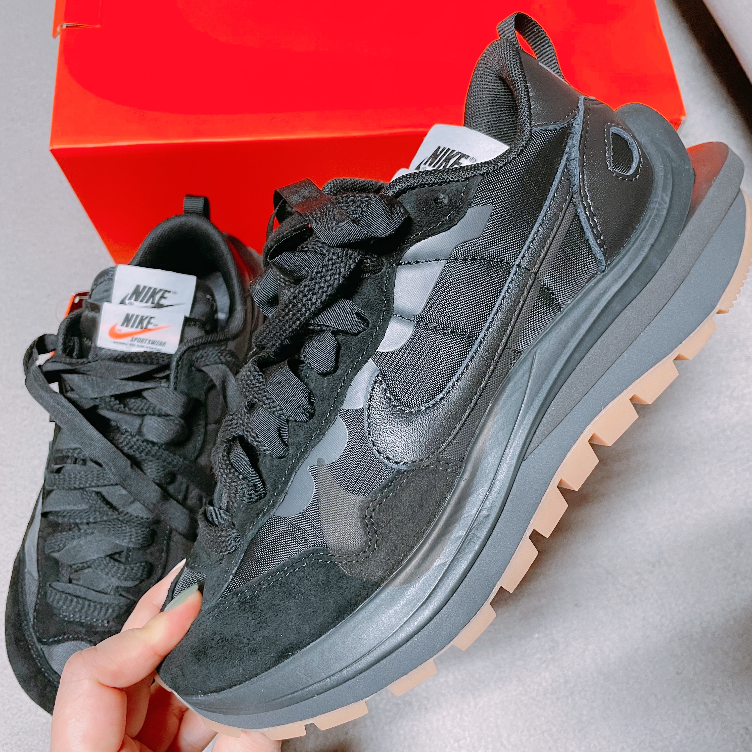 Nike x Sacai VaporWaffle Black and Gum 착용 스타일 - 4