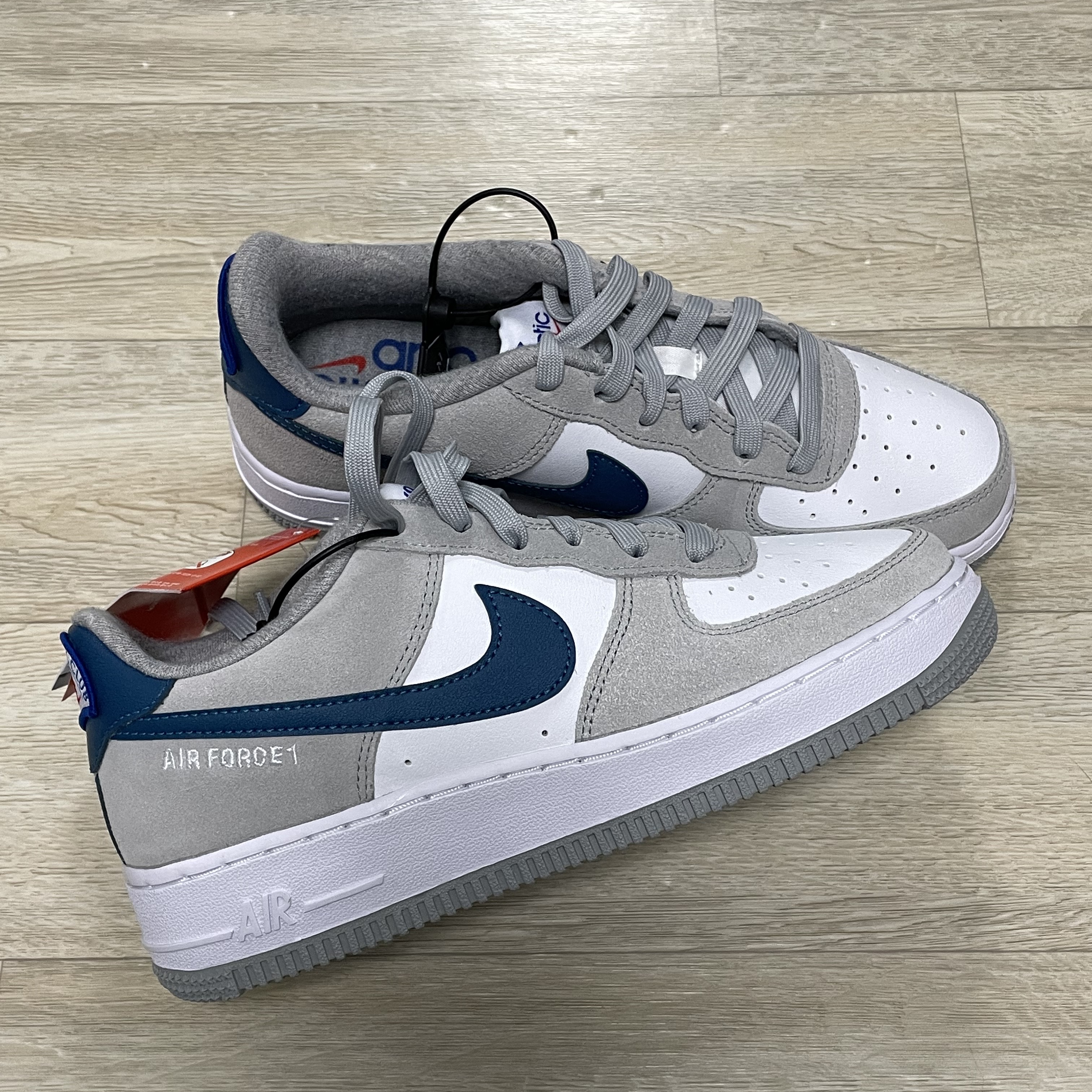 (GS) Nike Air Force 1 LV8 Athletic Club Light Smoke Grey Marina 착용 스타일