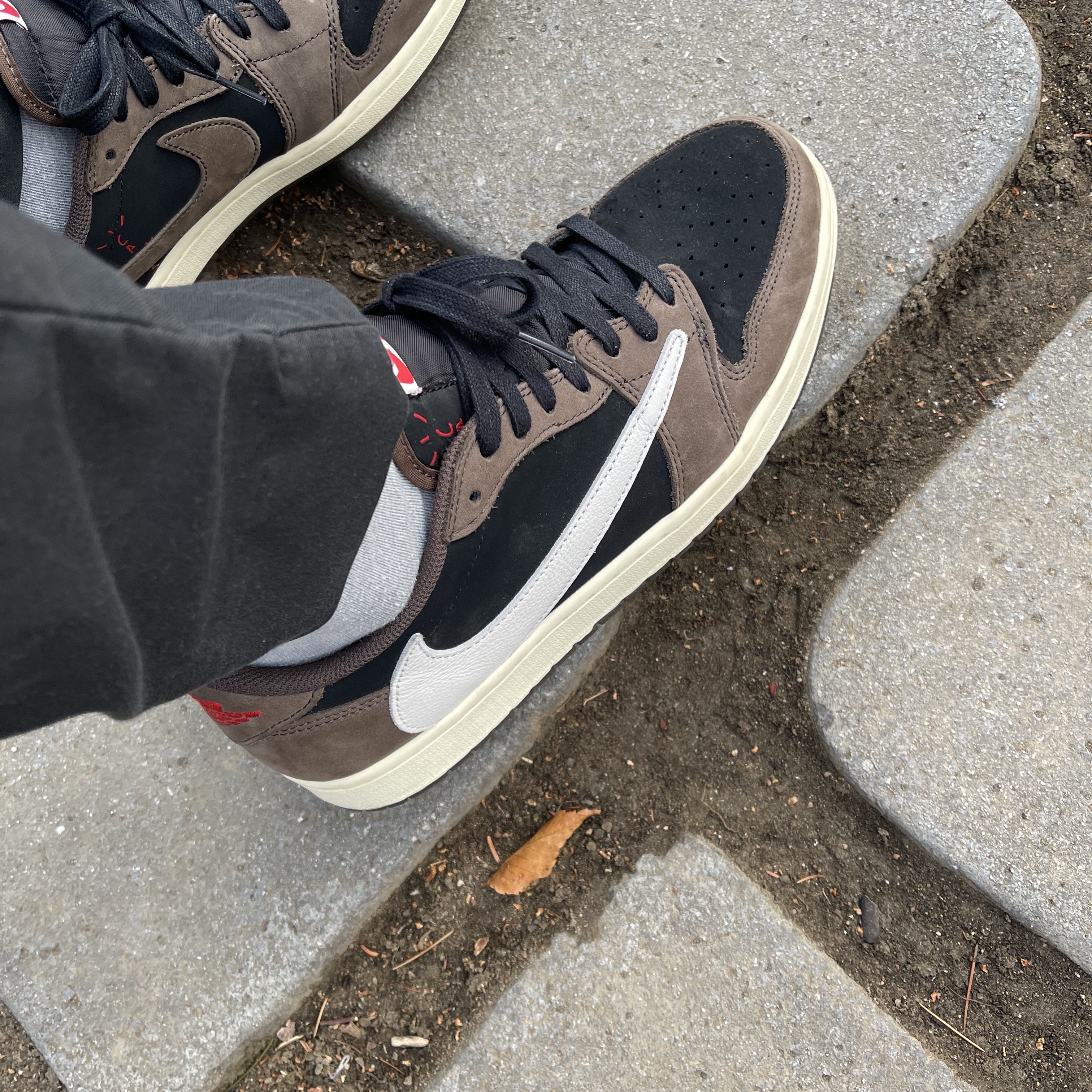 Jordan 1 x Travis Scott Retro Low OG SP Mocha 착용 스타일 - 2