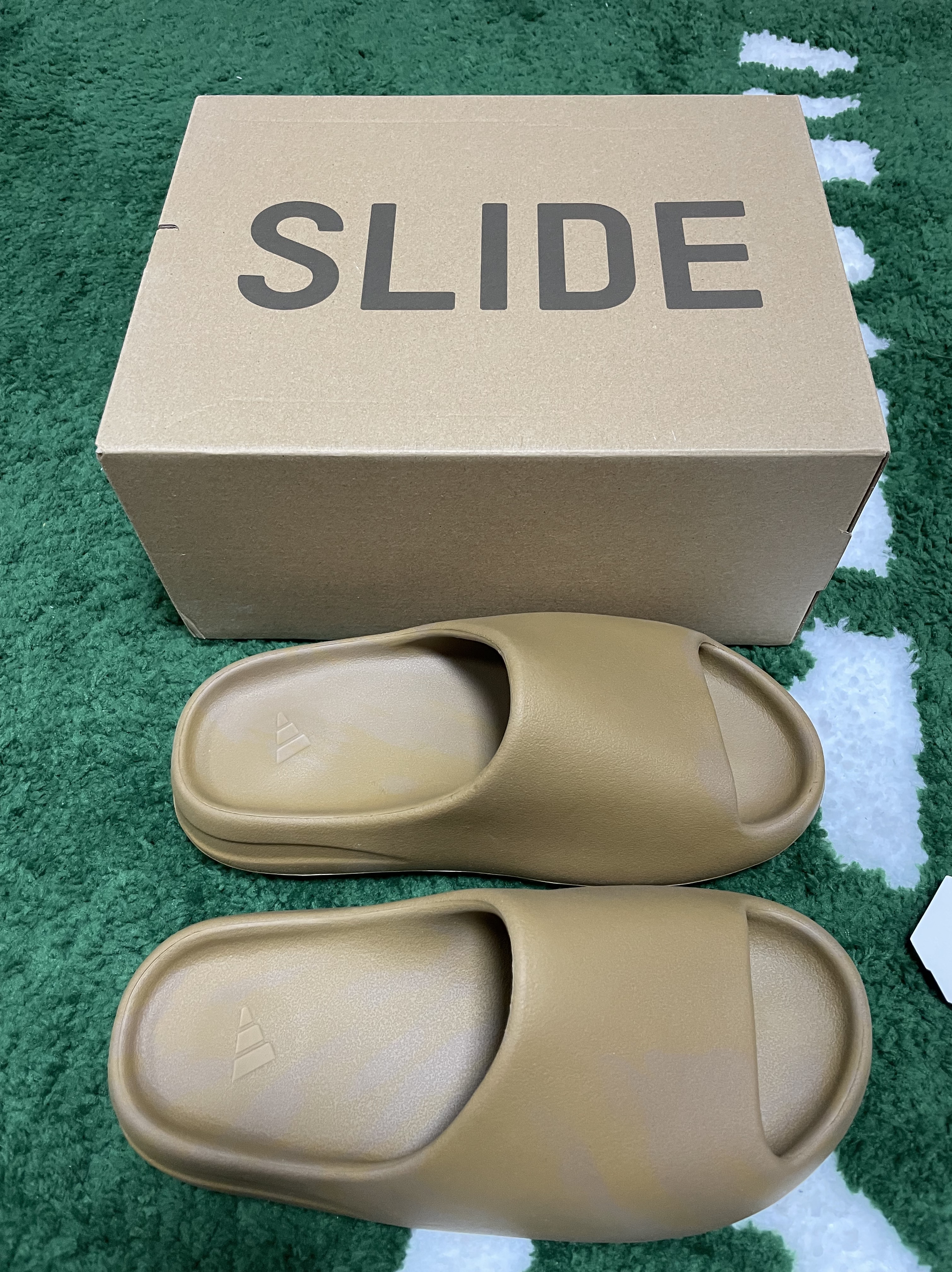 Adidas Yeezy Slide Ochre 착용 스타일 - 1