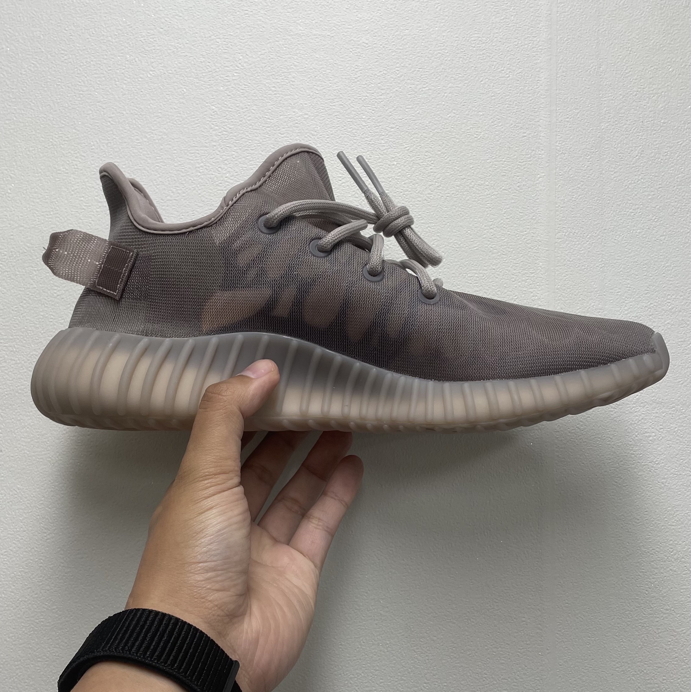 Adidas Yeezy Boost 350 V2 Mono Mist 착용 스타일 - 1