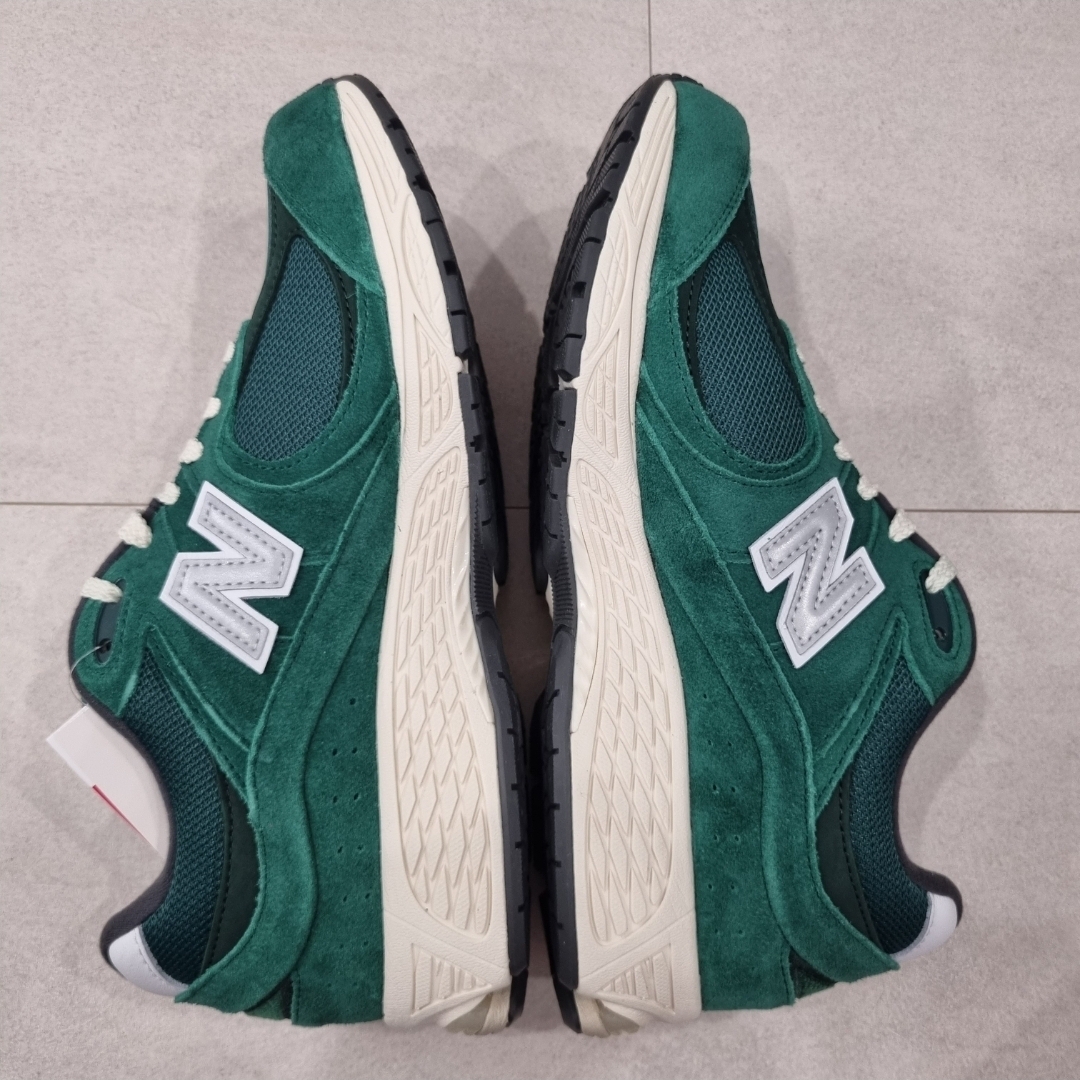 New Balance 2002R Nightwatch Green, New Balance 2002R Grey 착용 스타일 - 2