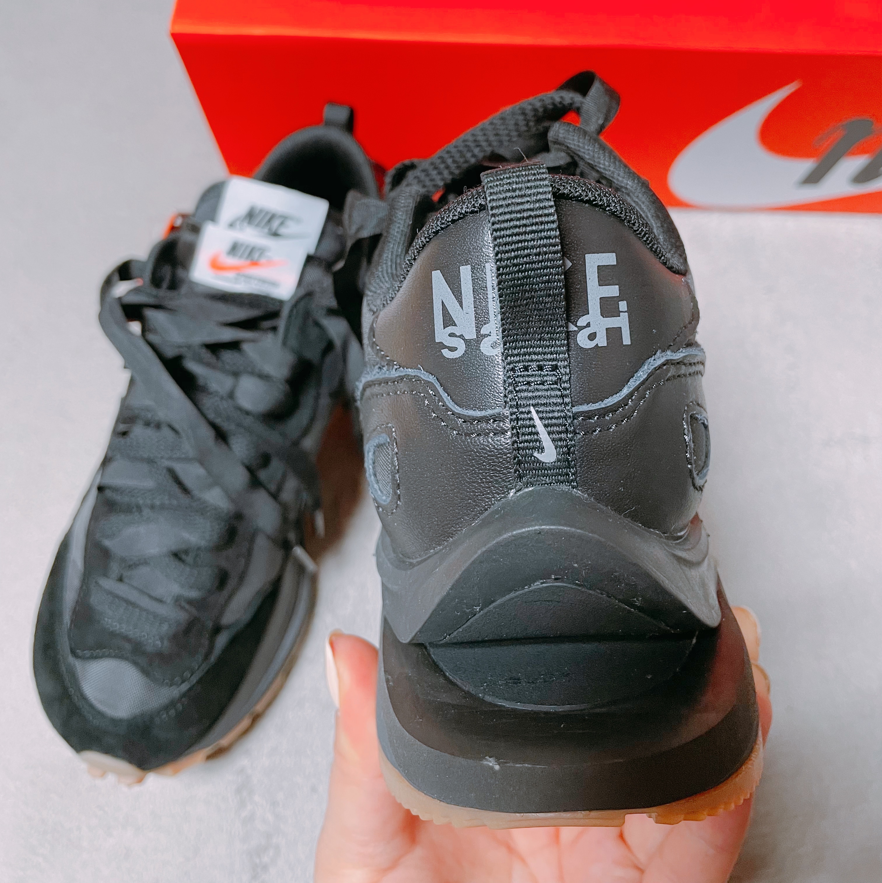 Nike x Sacai VaporWaffle Black and Gum 착용 스타일 - 5
