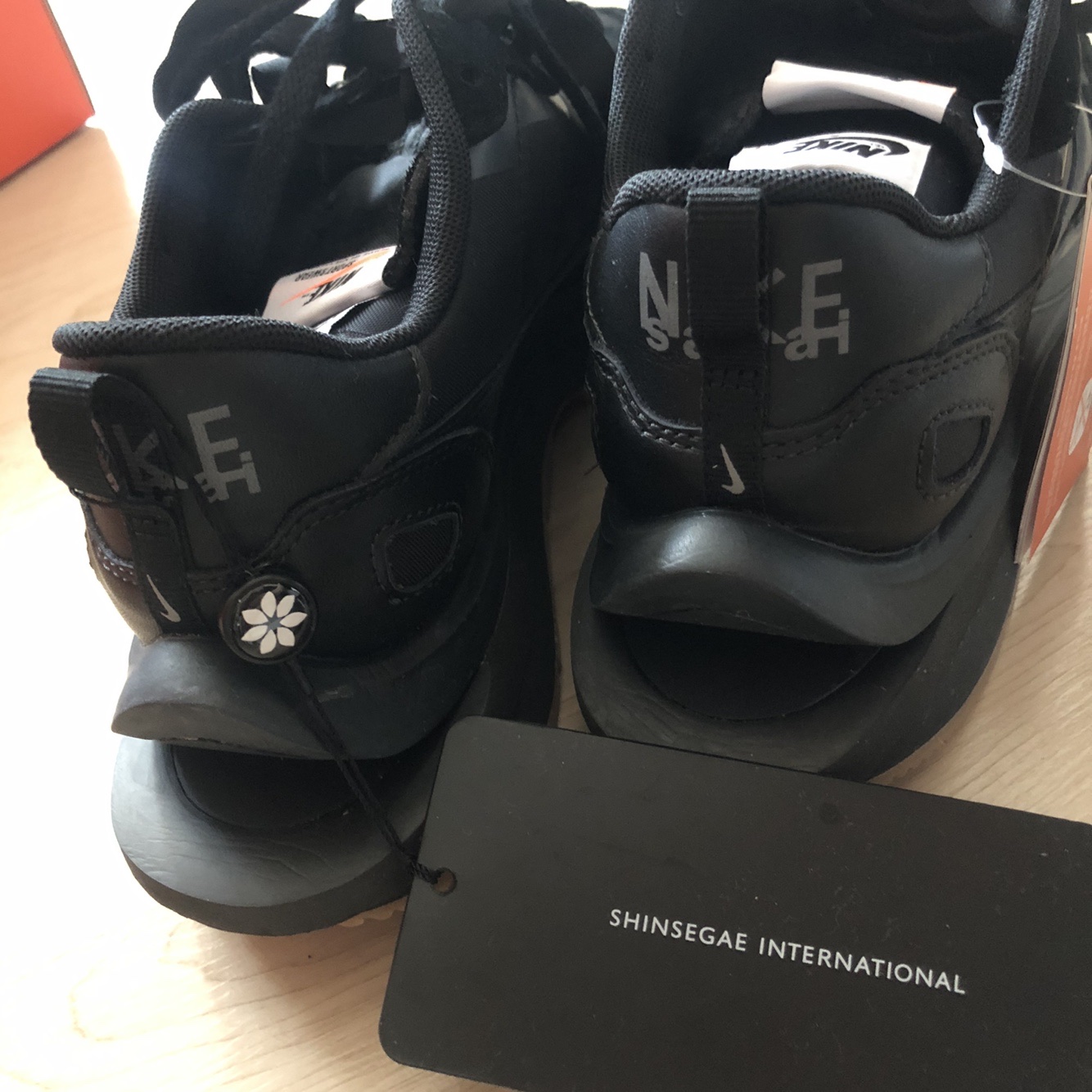 Nike x Sacai VaporWaffle Black and Gum 착용 스타일 - 2