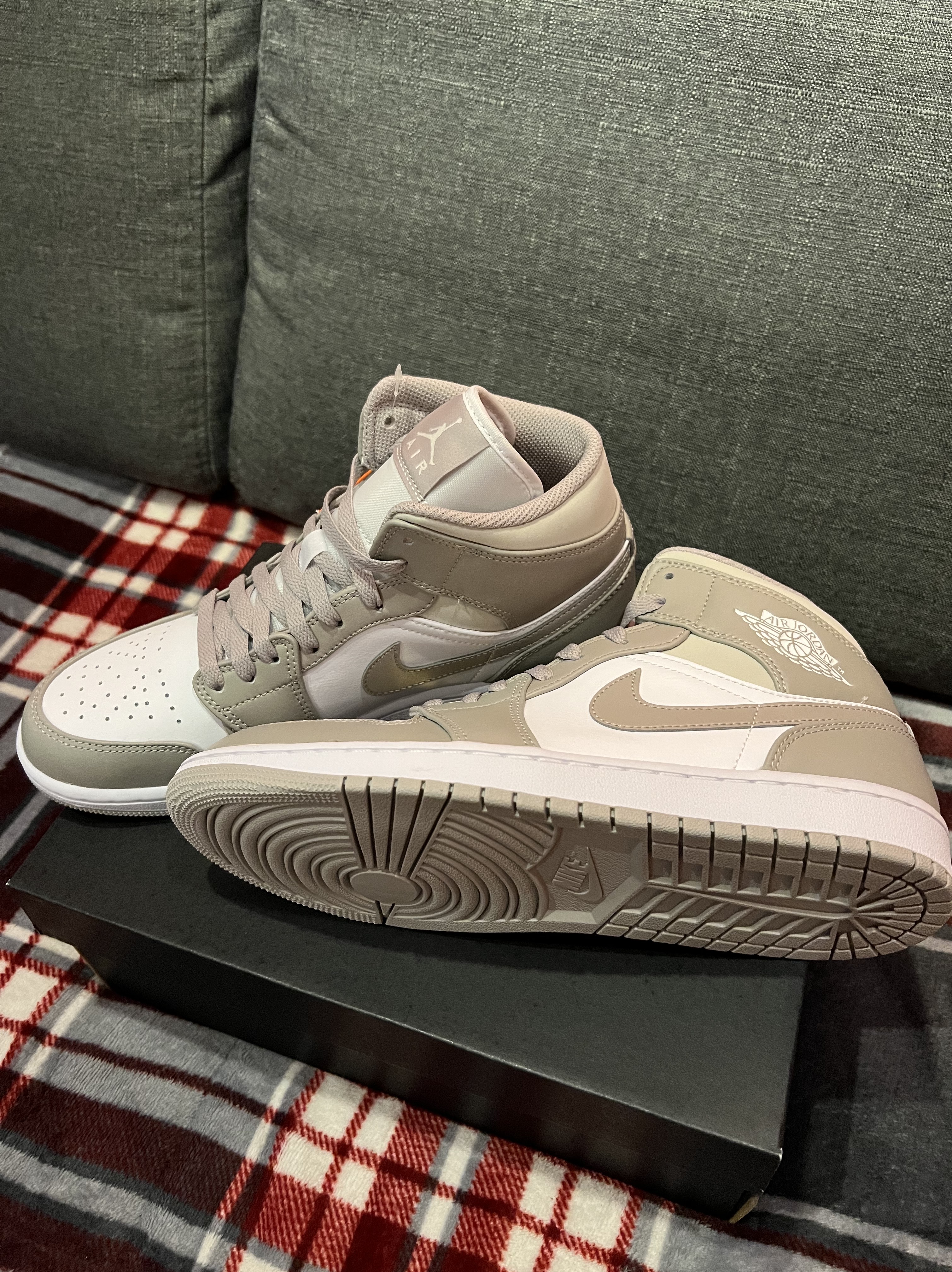 Jordan 1 Mid College Grey 착용 스타일 - 2