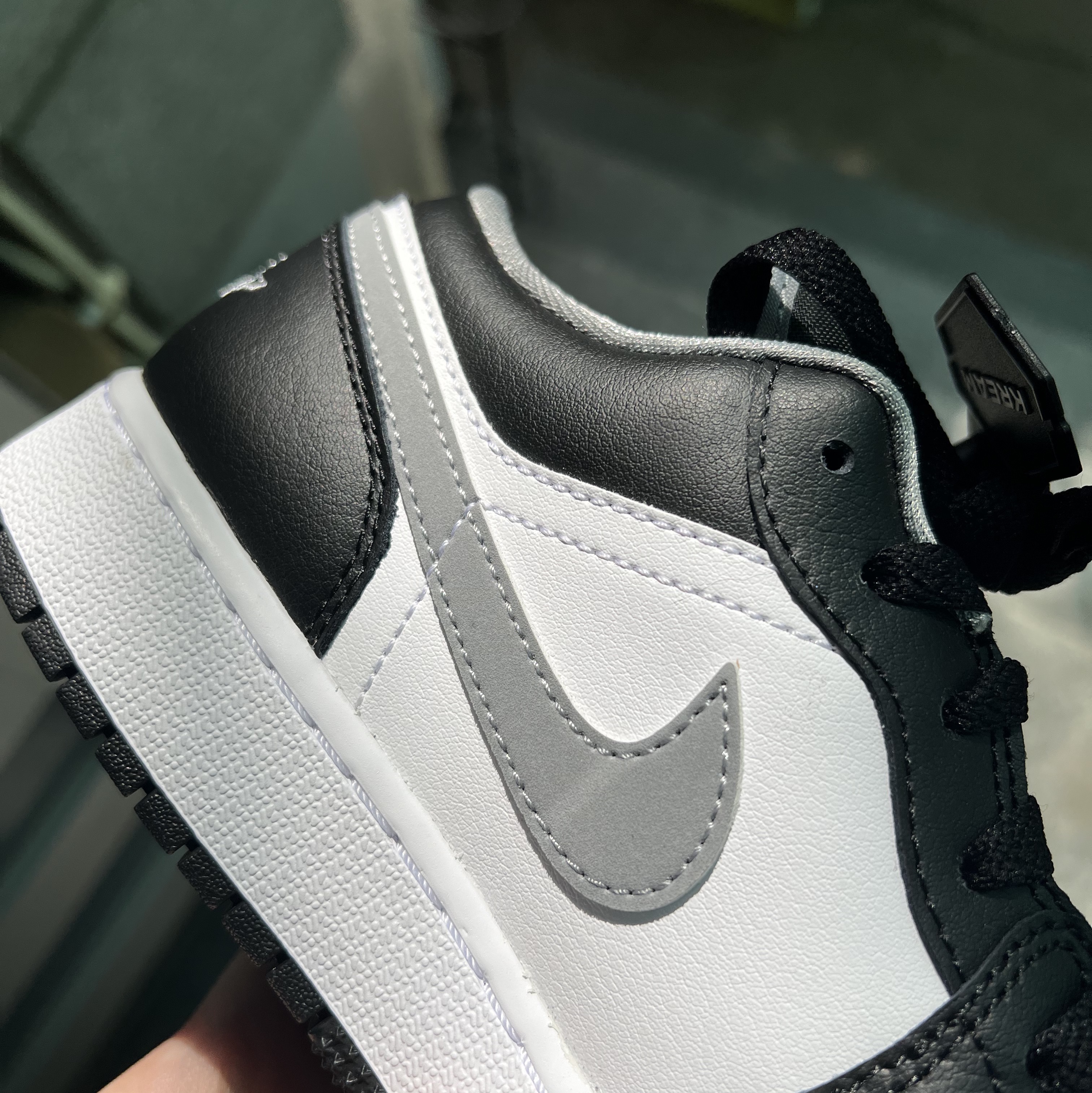 (GS) Jordan 1 Low Black Particle Grey 착용 스타일 - 1
