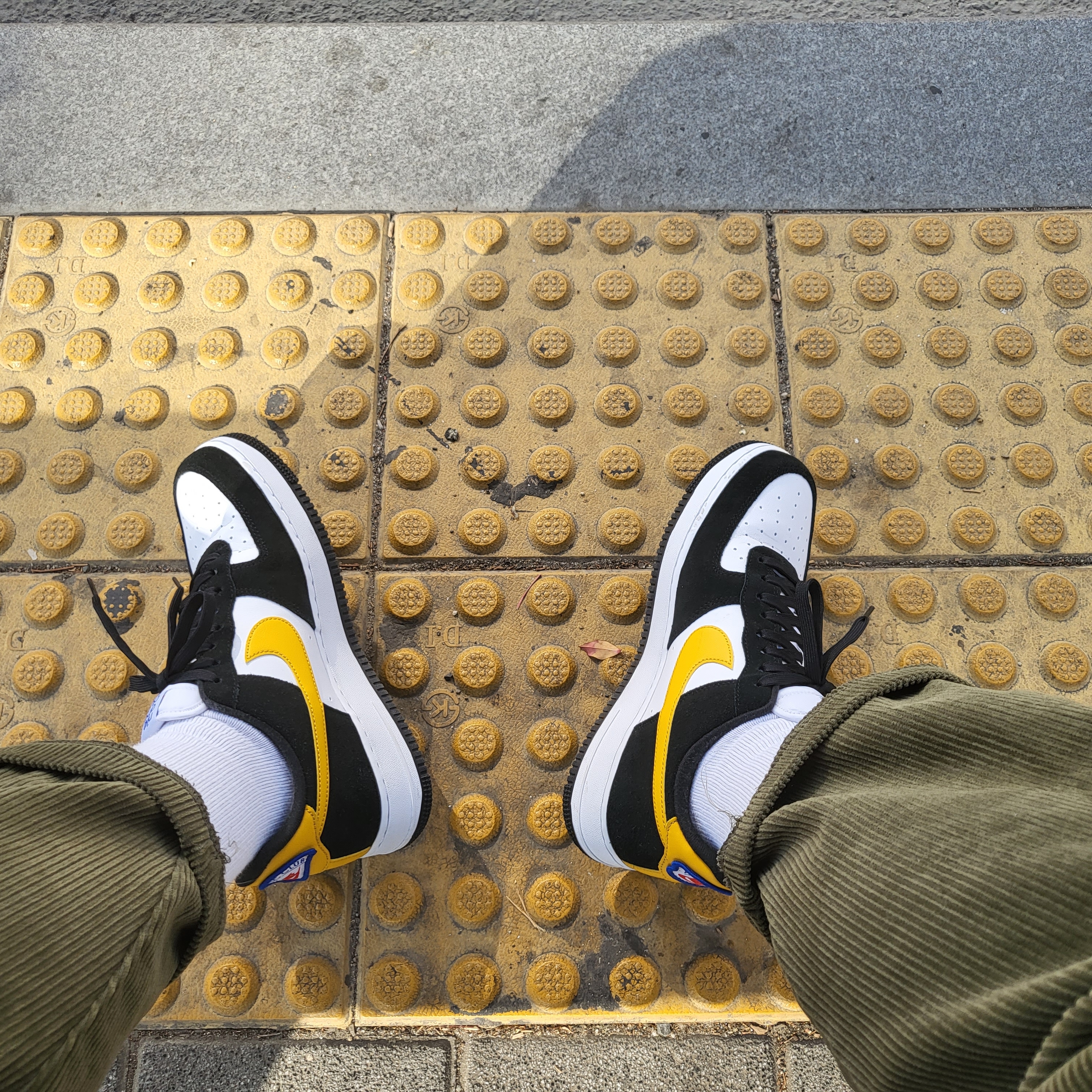 Nike Air Force 1 '07 LV8 Athletic Club Black Dark Sulfur 착용 스타일
