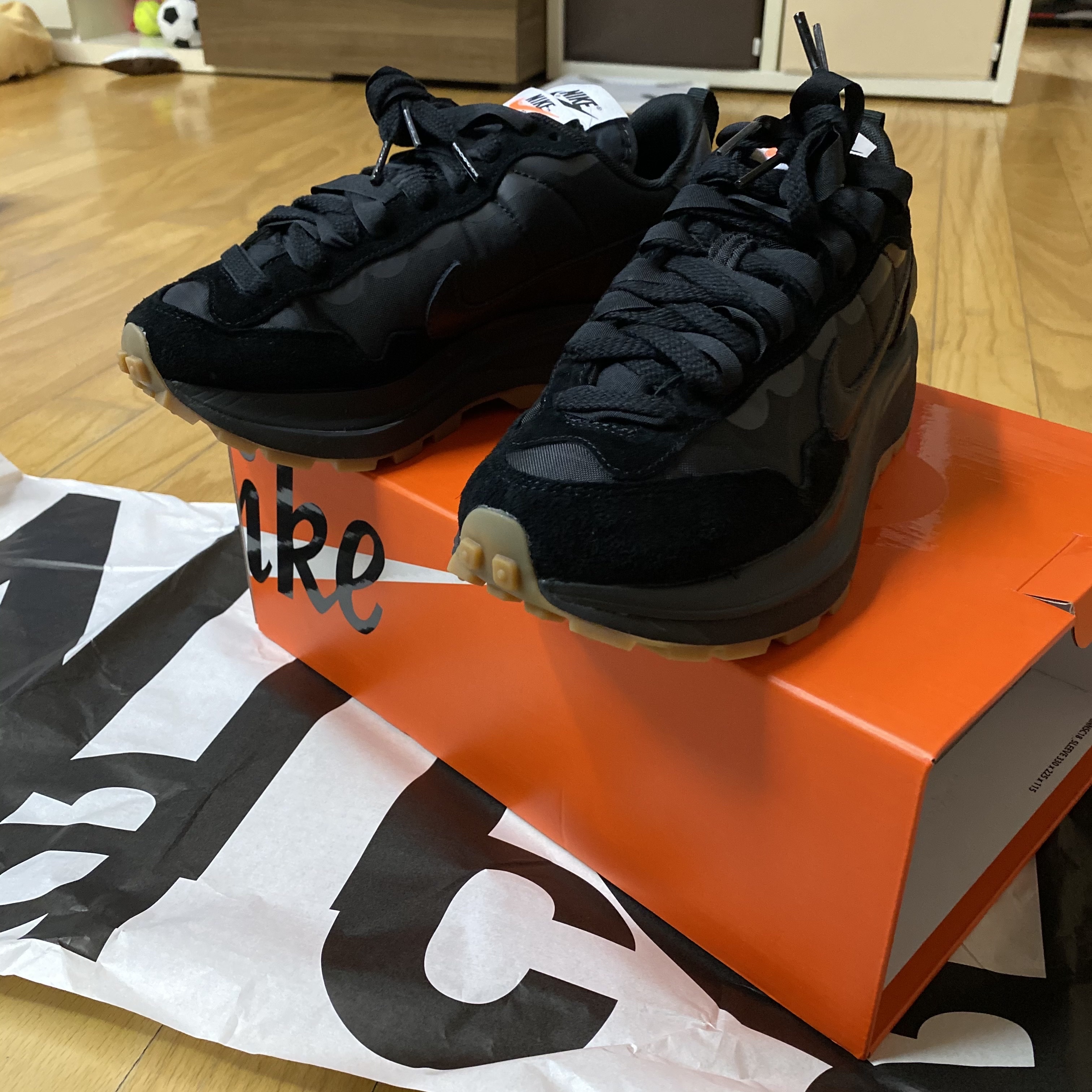 Nike x Sacai VaporWaffle Black and Gum 착용 스타일