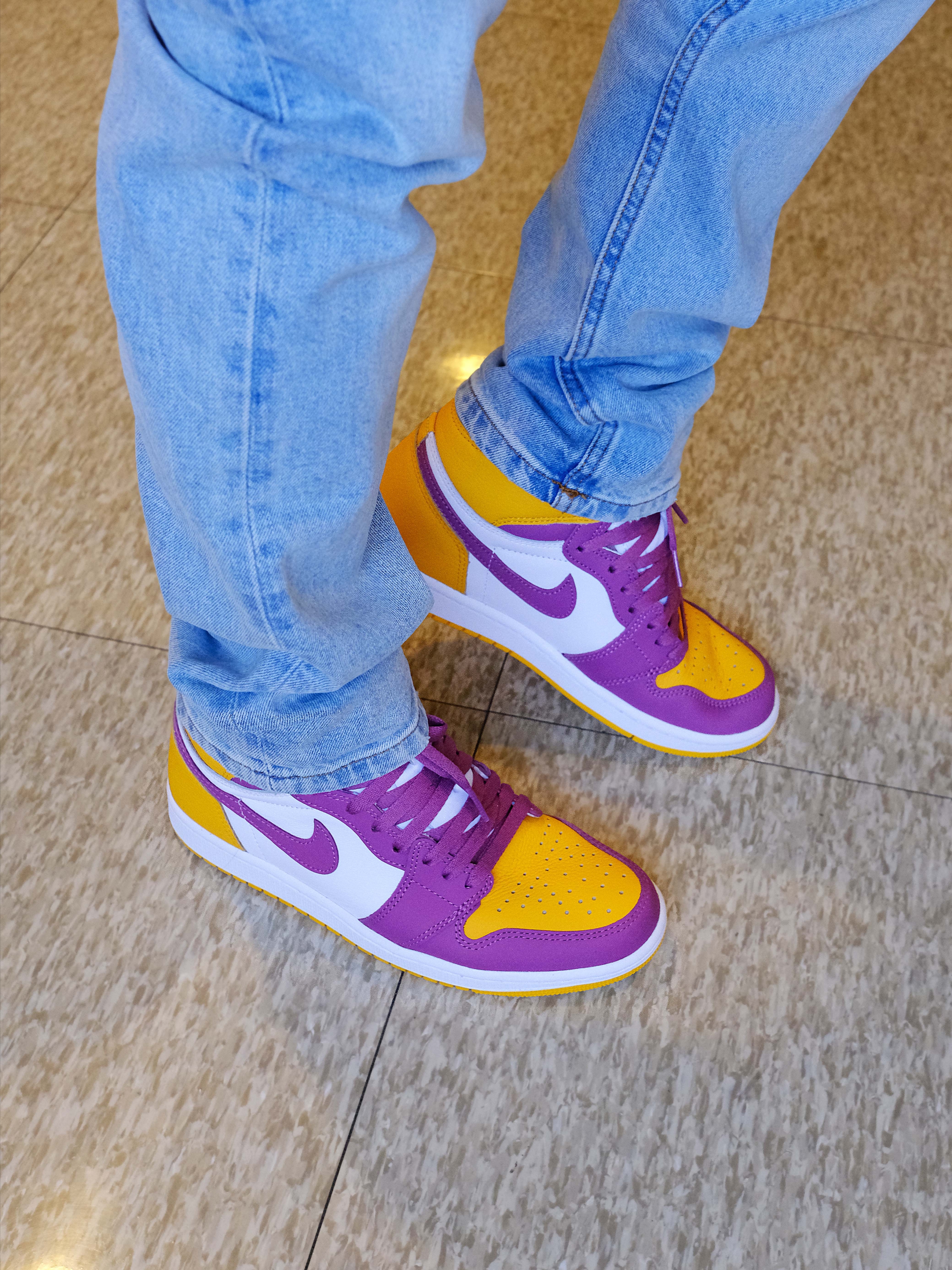 Jordan 1 Retro High OG University Gold Light Bordeaux, (GS) Jordan 1 Retro High OG University Gold Light Bordeaux 착용 스타일 - 2
