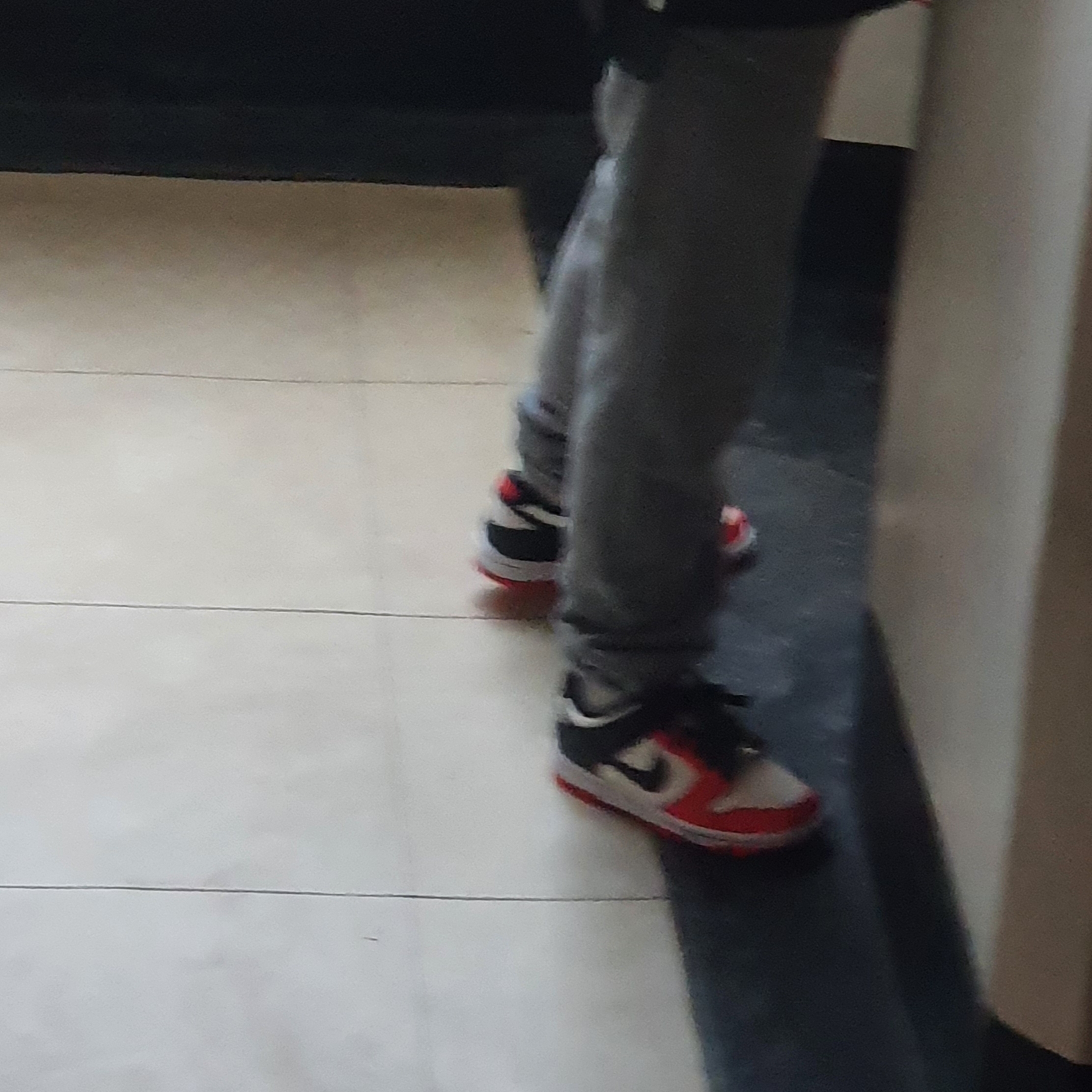 Nike x NBA Dunk Low Retro EMB Black and Chile Red 착용 스타일 - 2