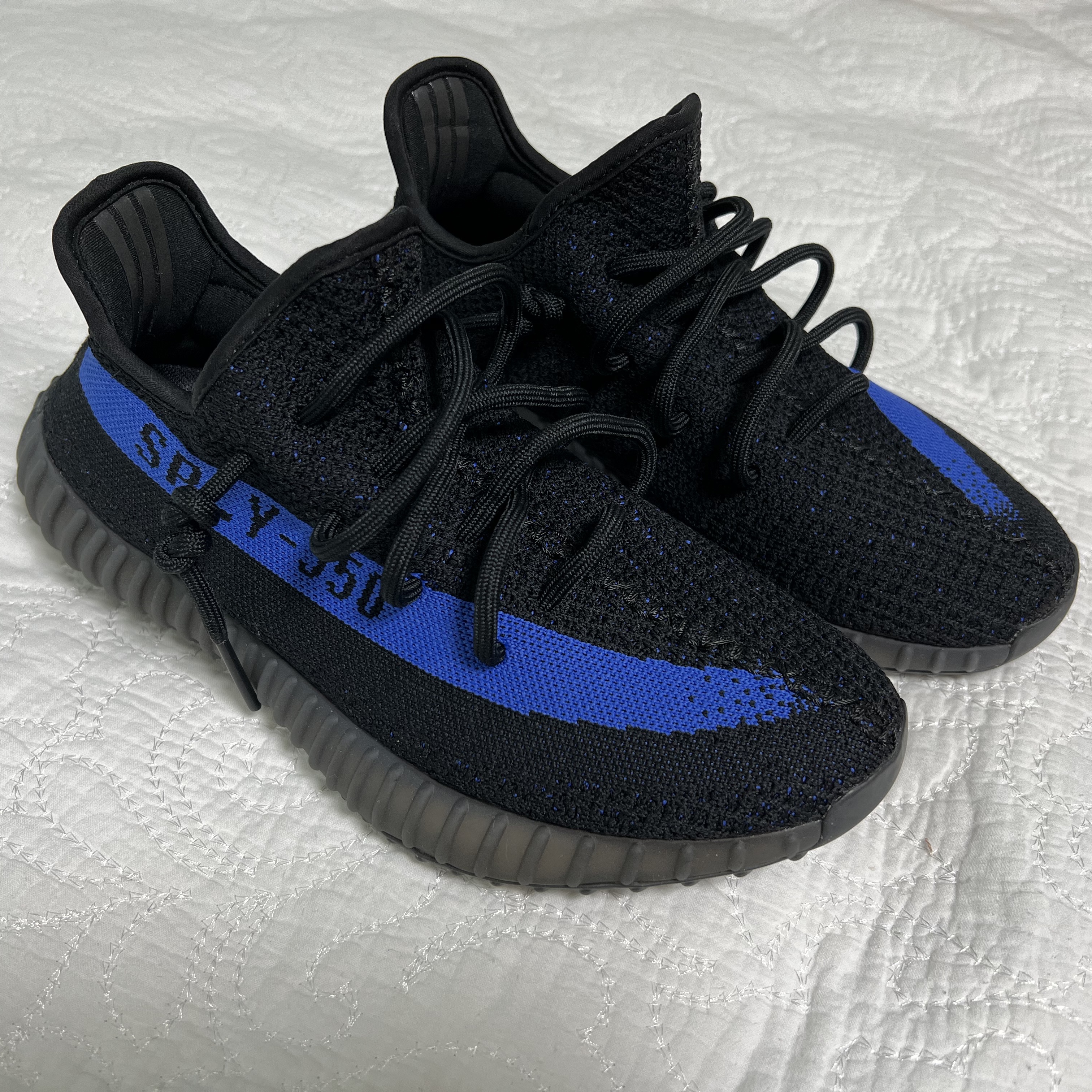 Adidas Yeezy Boost 350 V2 Dazzling Blue 착용 스타일