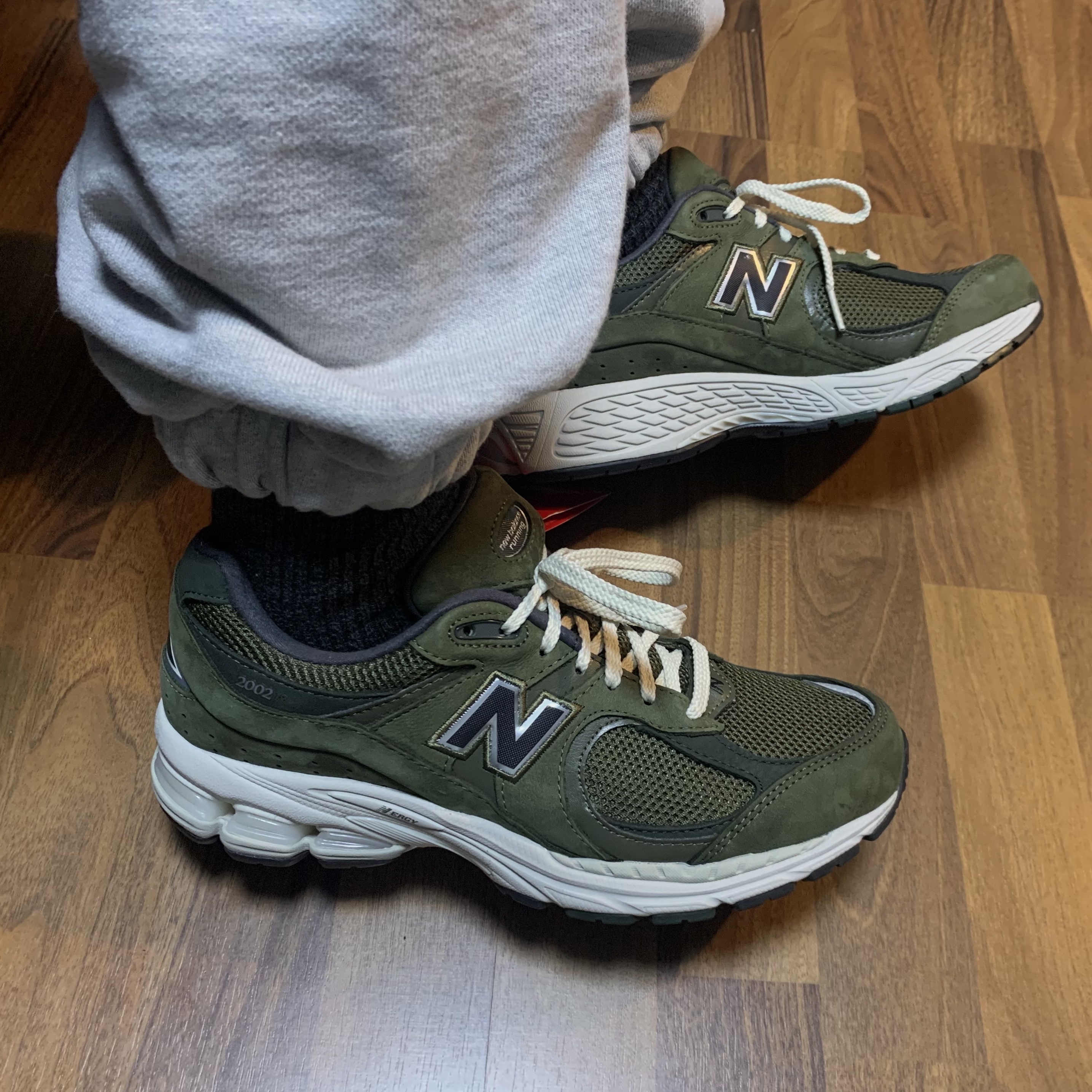 New Balance 2002R Grape Leaf 착용 스타일 - 2