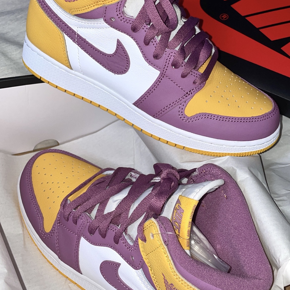 Jordan 1 Retro High OG University Gold Light Bordeaux 착용 스타일 - 1