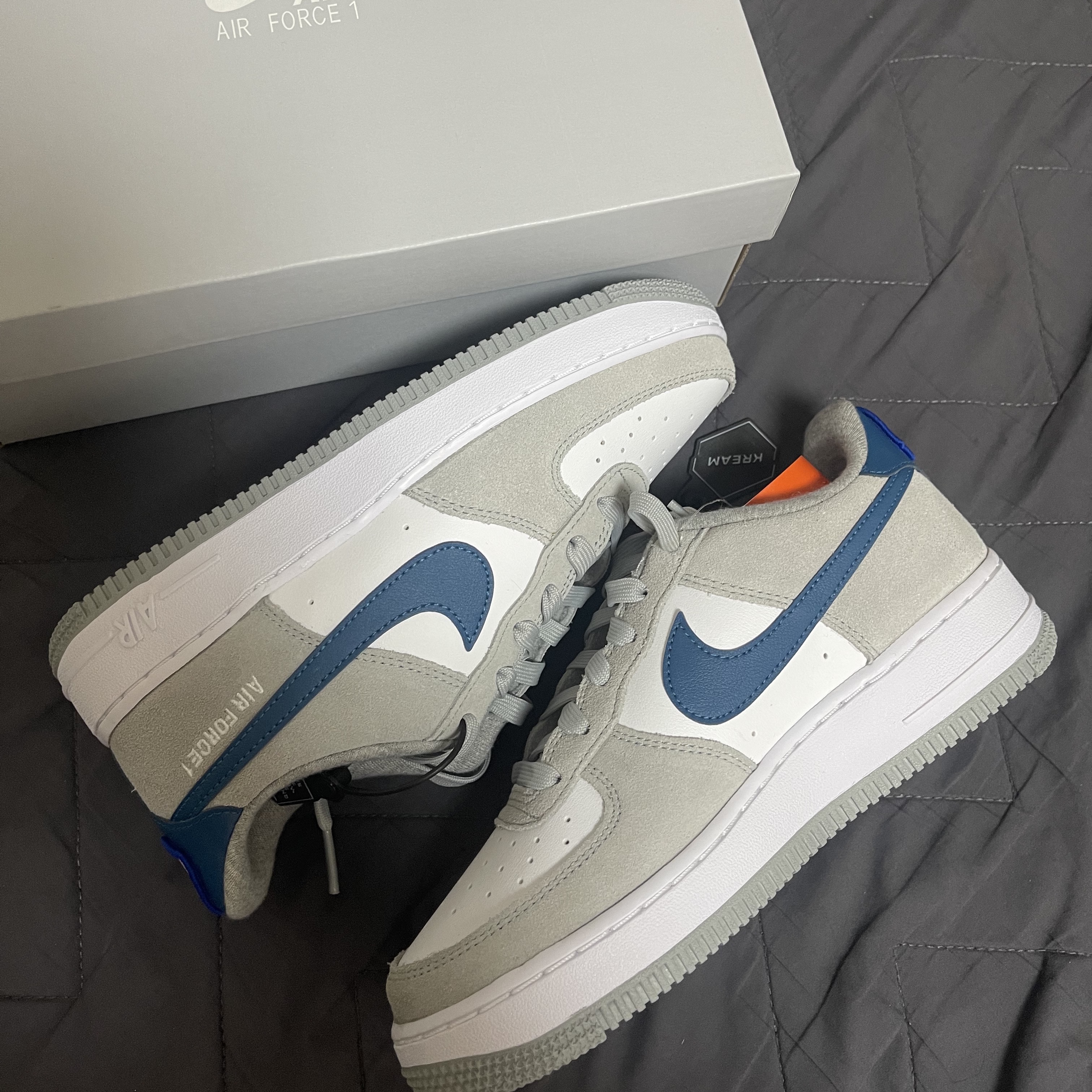 (GS) Nike Air Force 1 LV8 Athletic Club Light Smoke Grey Marina 착용 스타일