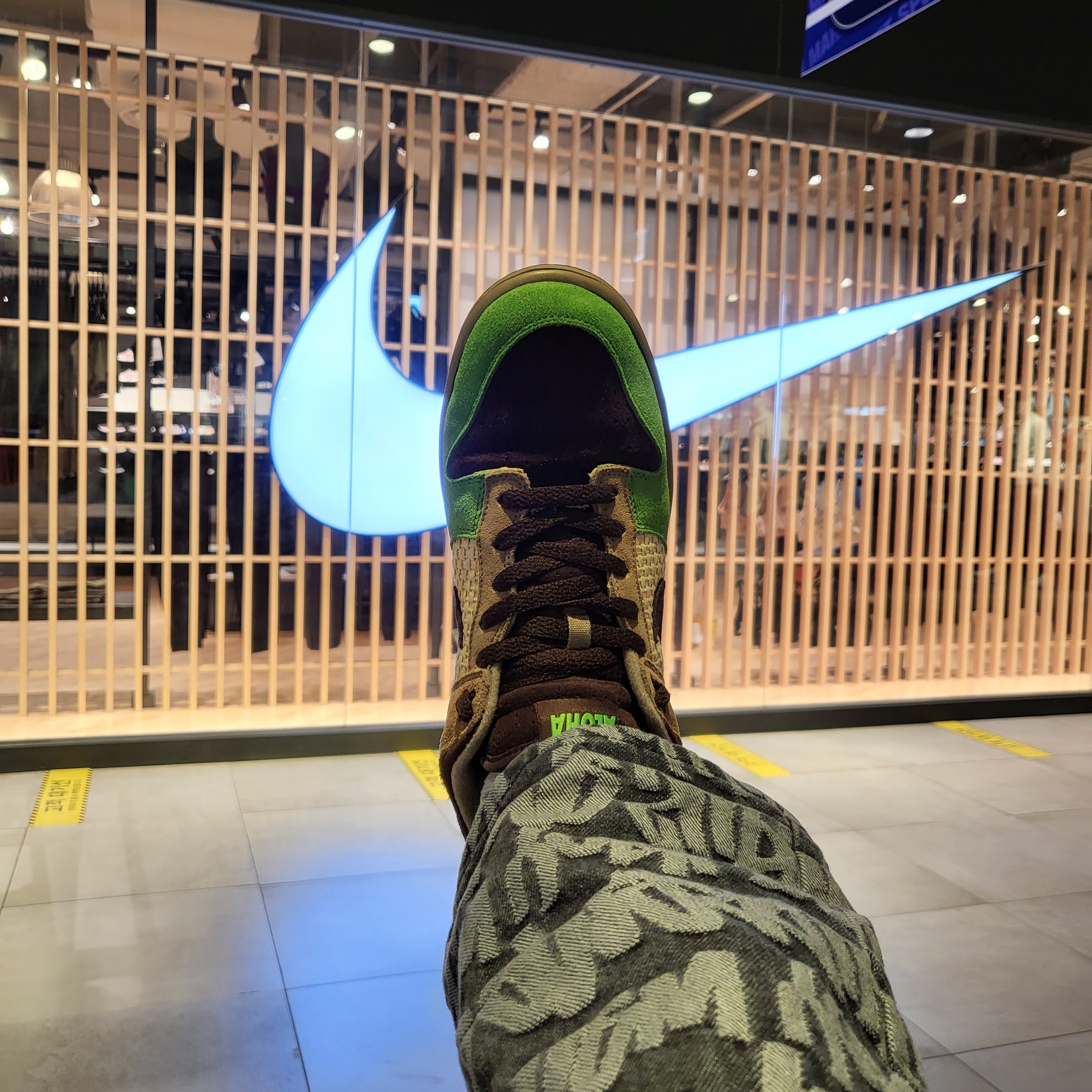 Nike Dunk Low KicksHawaii Aloha 착용 스타일