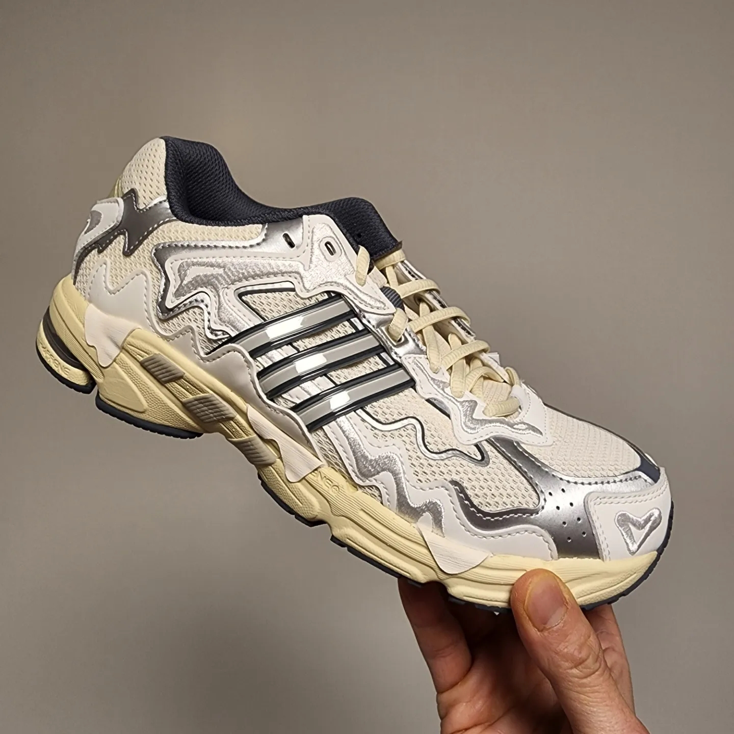Adidas x Bad Bunny Response CL White Sand 착용 스타일 - 1