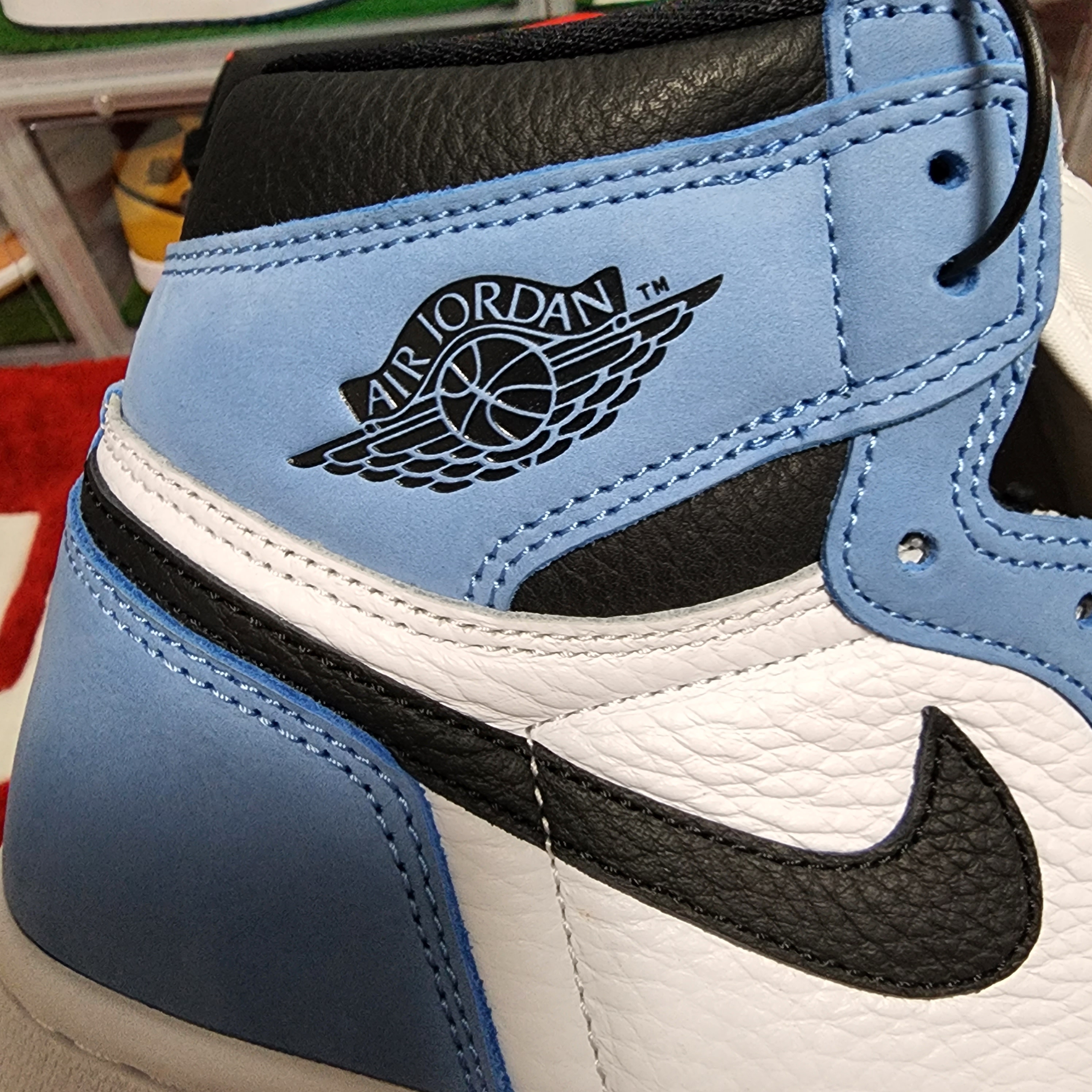 Jordan 1 Retro High OG University Blue 착용 스타일 - 1