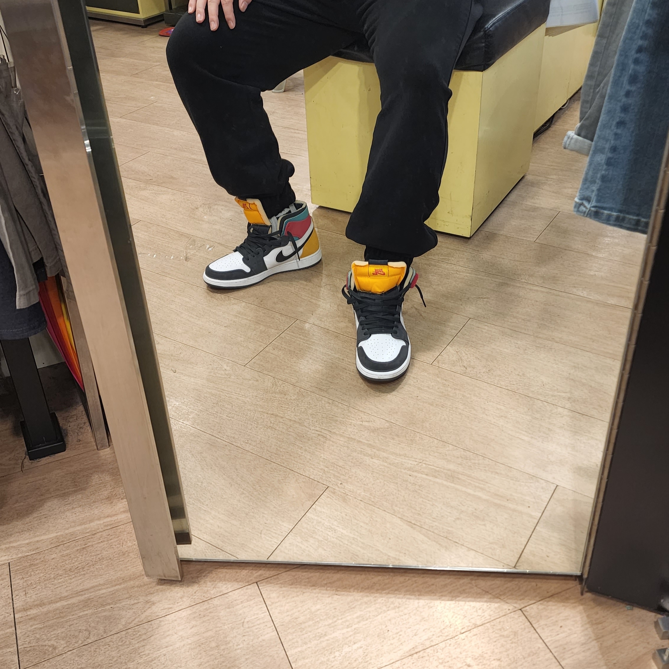 Jordan 1 Zoom Air CMFT Anthracite Pink Gold 착용 스타일 - 2